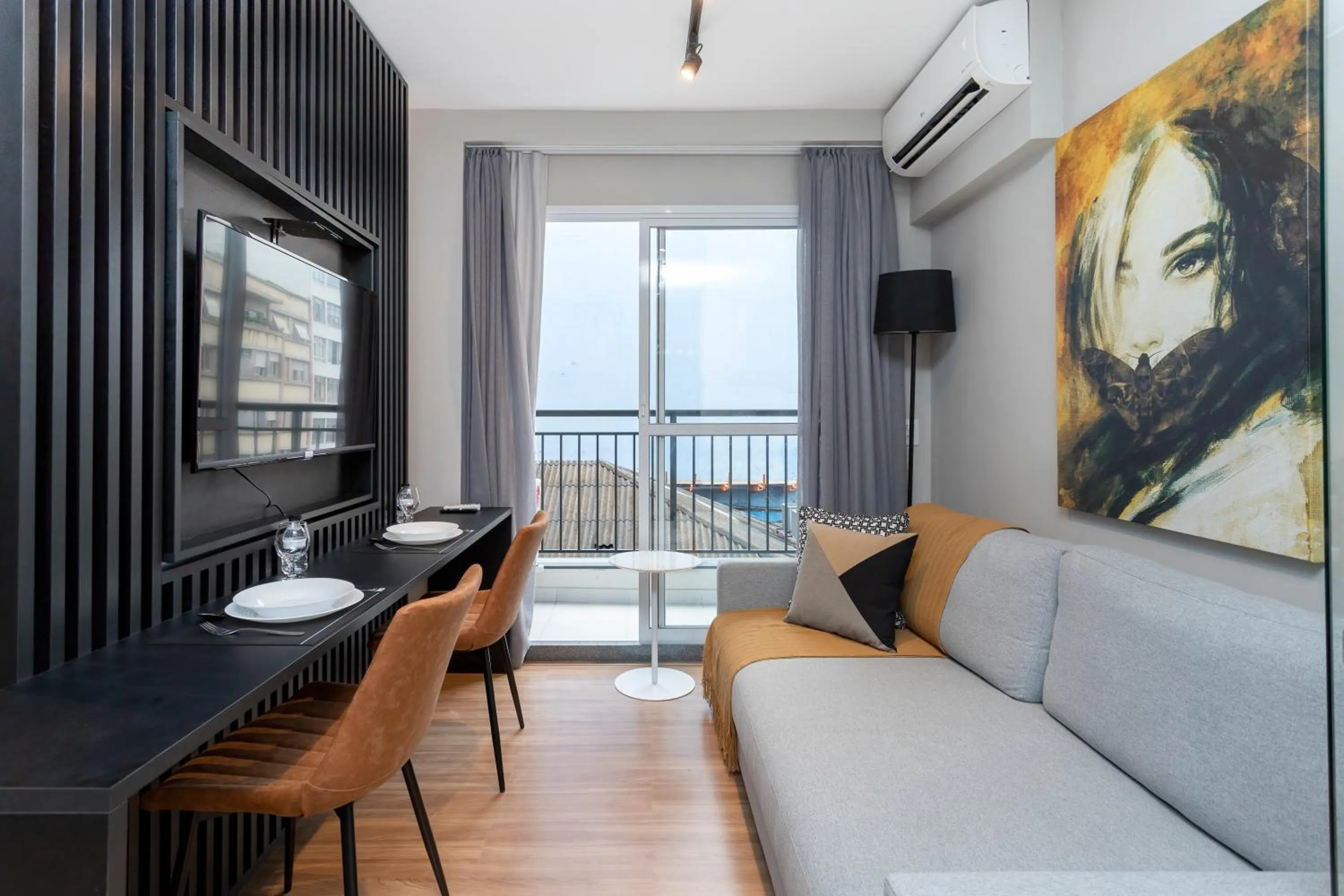 Day in Smart Charlie Consolação