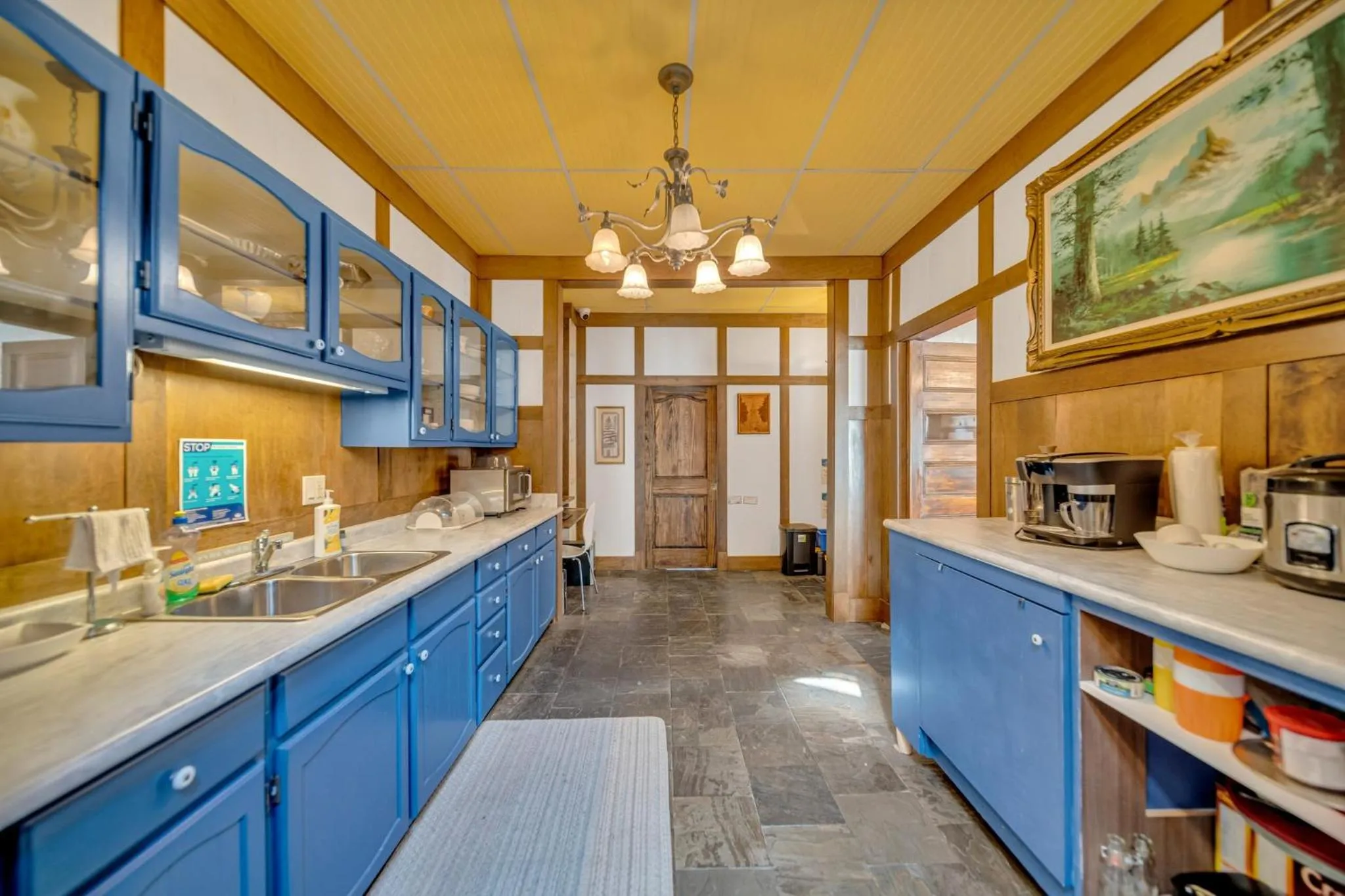 Kitchen or kitchenette in Marmora and Lake Inn and Victorian Diner