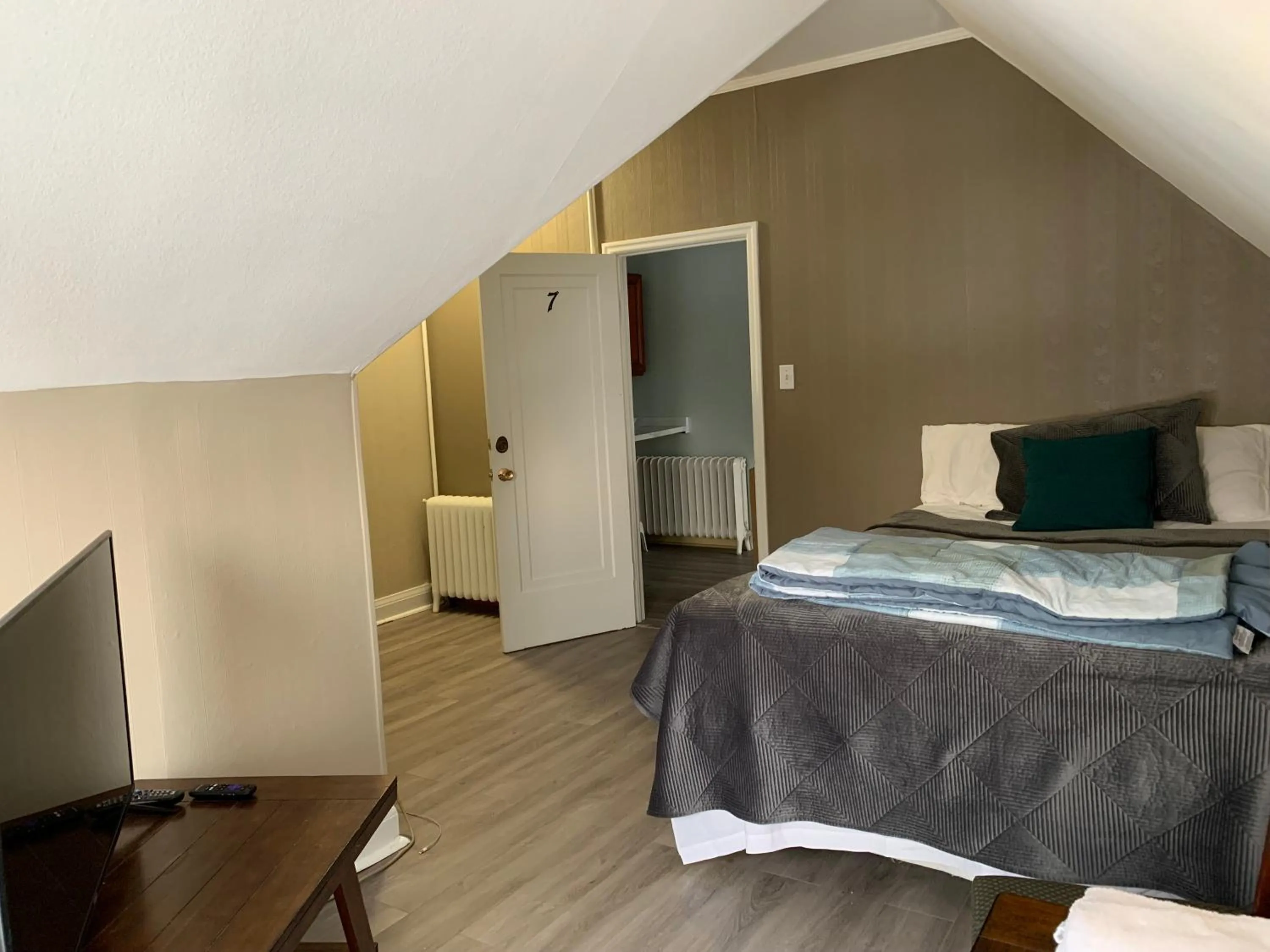 Marmora and Lake Inn and Victorian Diner