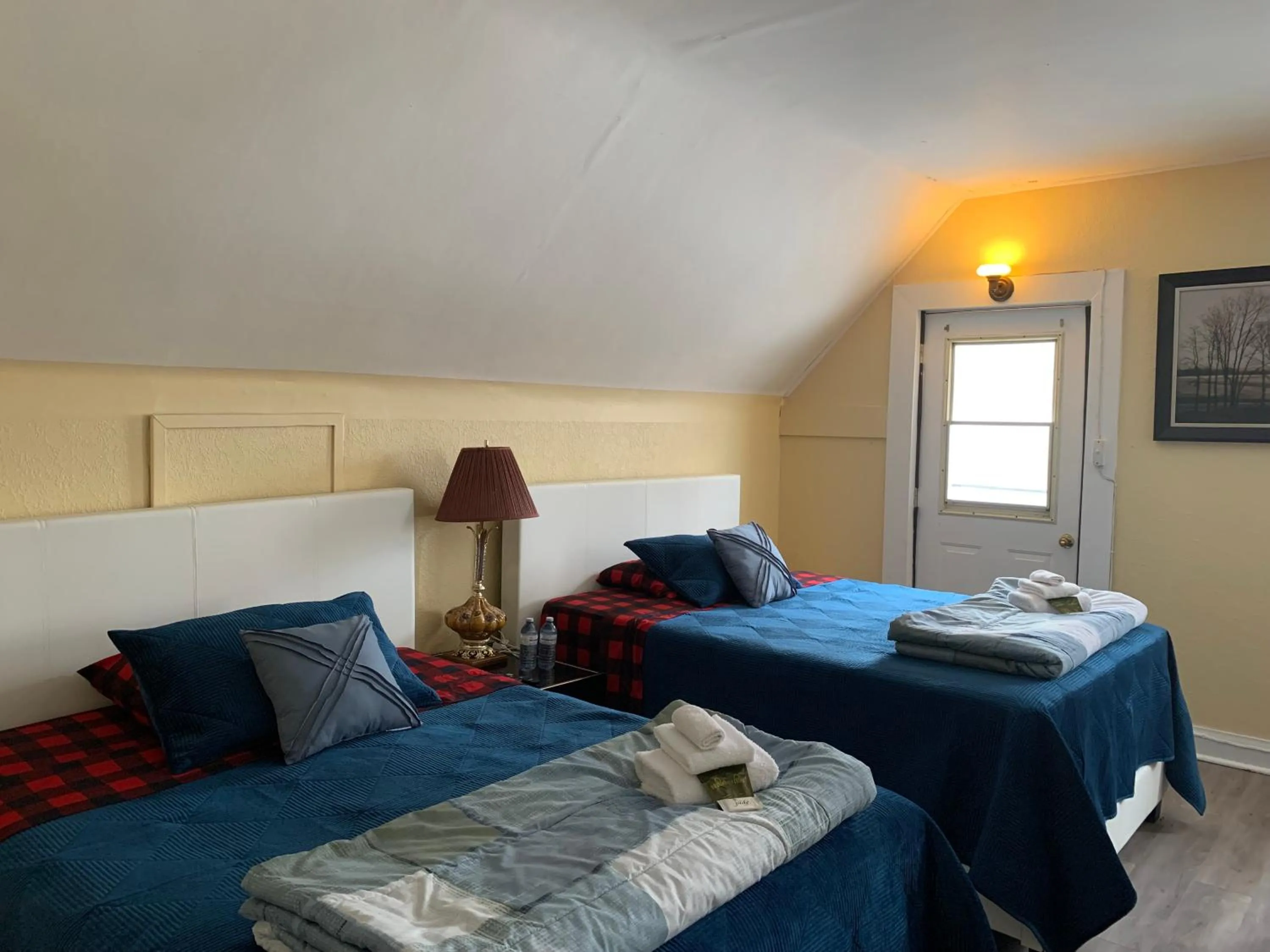 Marmora and Lake Inn and Victorian Diner