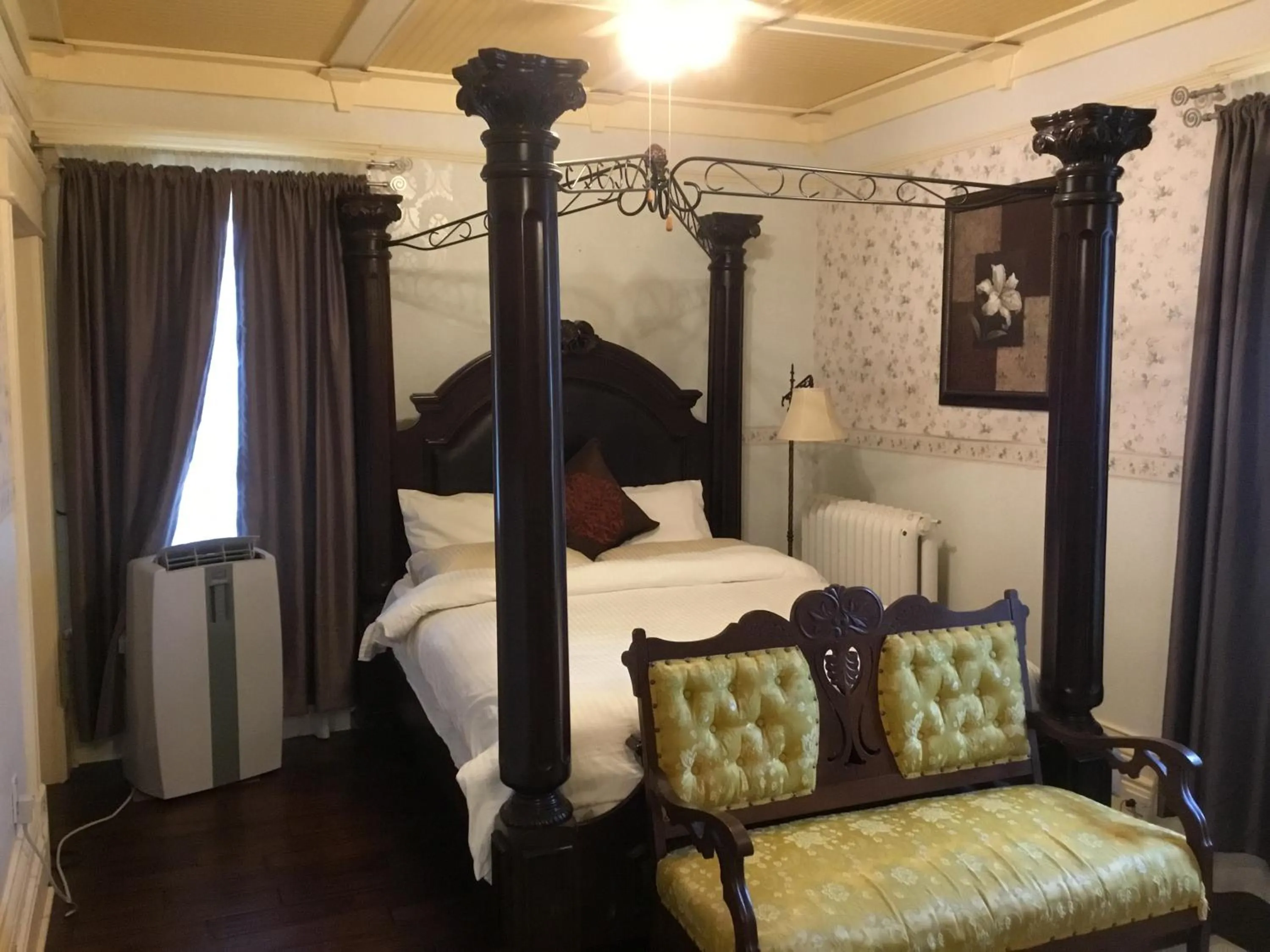 Bed in Marmora and Lake Inn and Victorian Diner