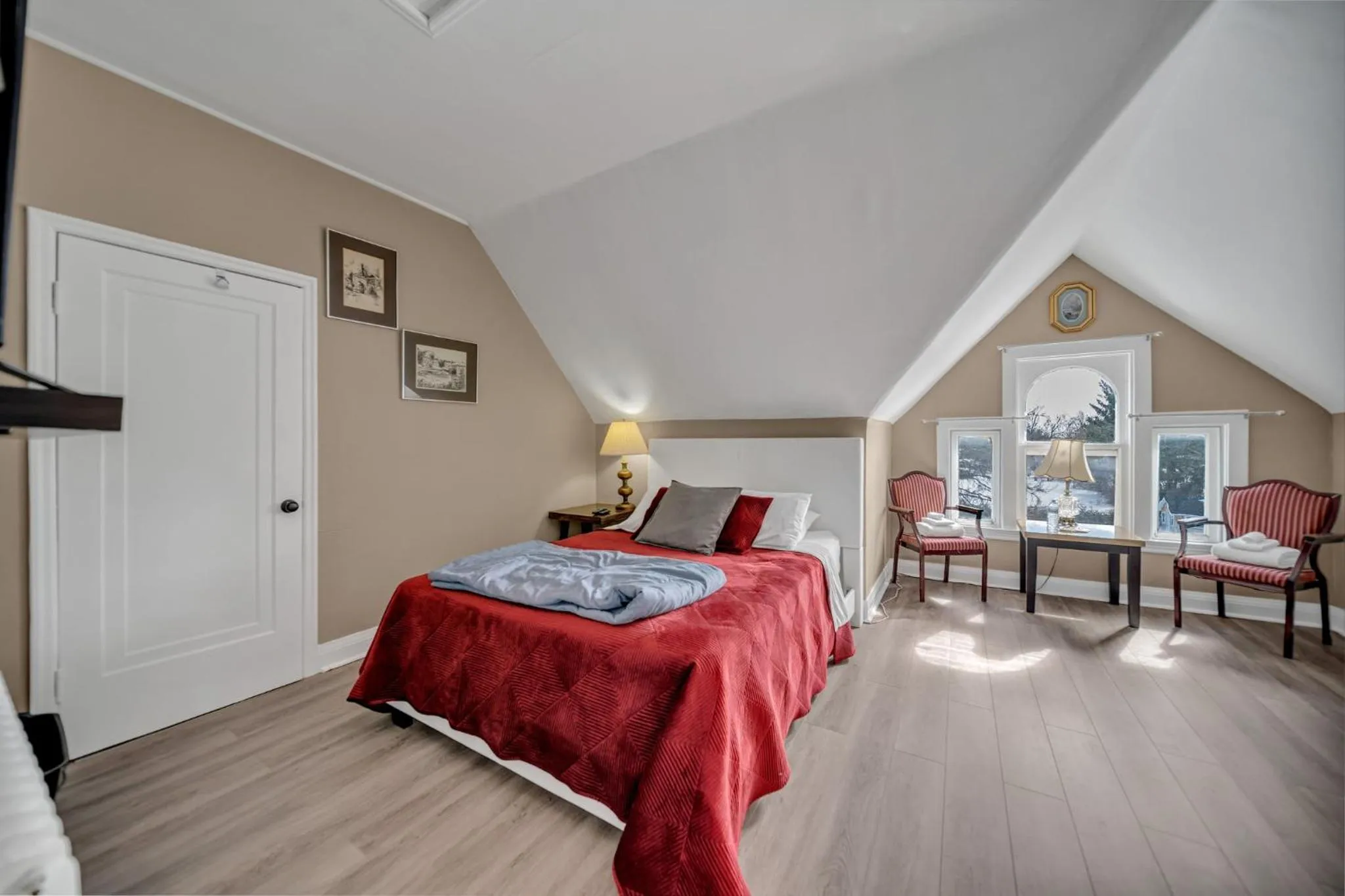 Marmora and Lake Inn and Victorian Diner