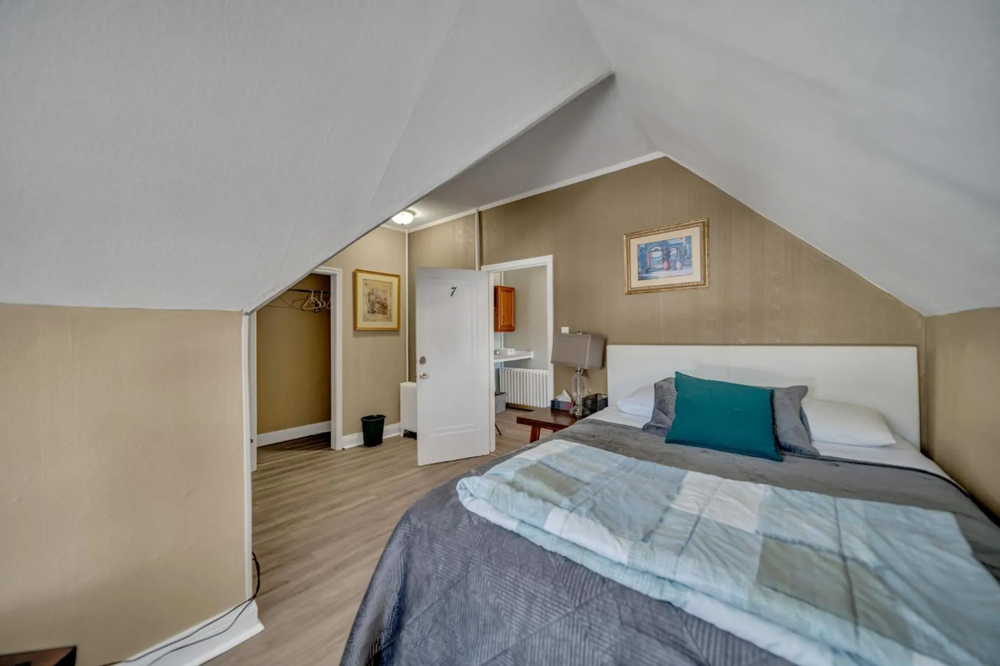 Marmora and Lake Inn and Victorian Diner