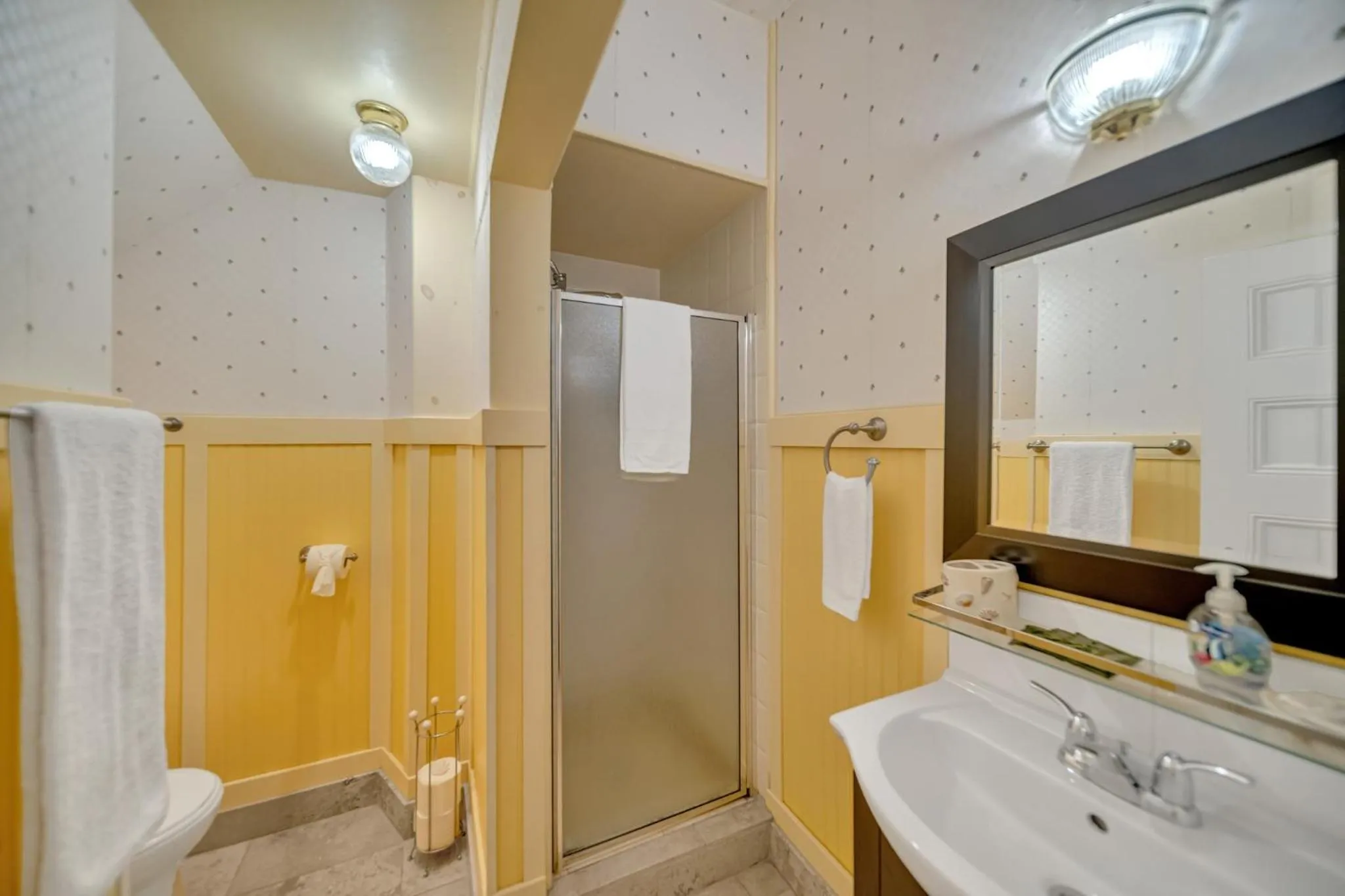 Marmora and Lake Inn and Victorian Diner