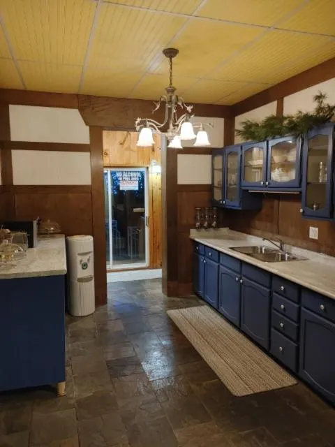 Kitchen or kitchenette in Marmora and Lake Inn and Victorian Diner