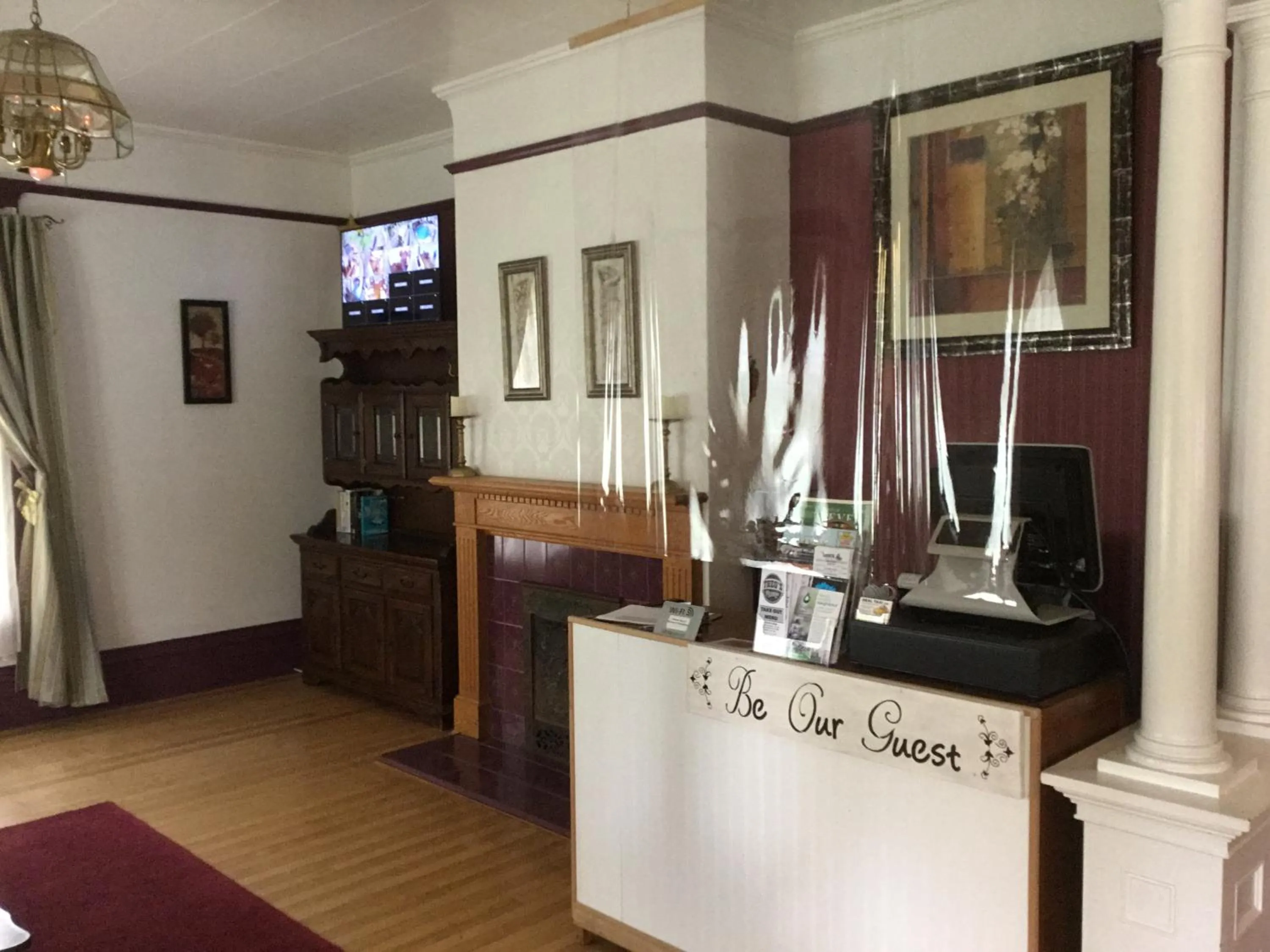 Communal lounge/ TV room in Marmora and Lake Inn and Victorian Diner