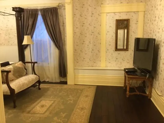 TV and multimedia in Marmora and Lake Inn and Victorian Diner