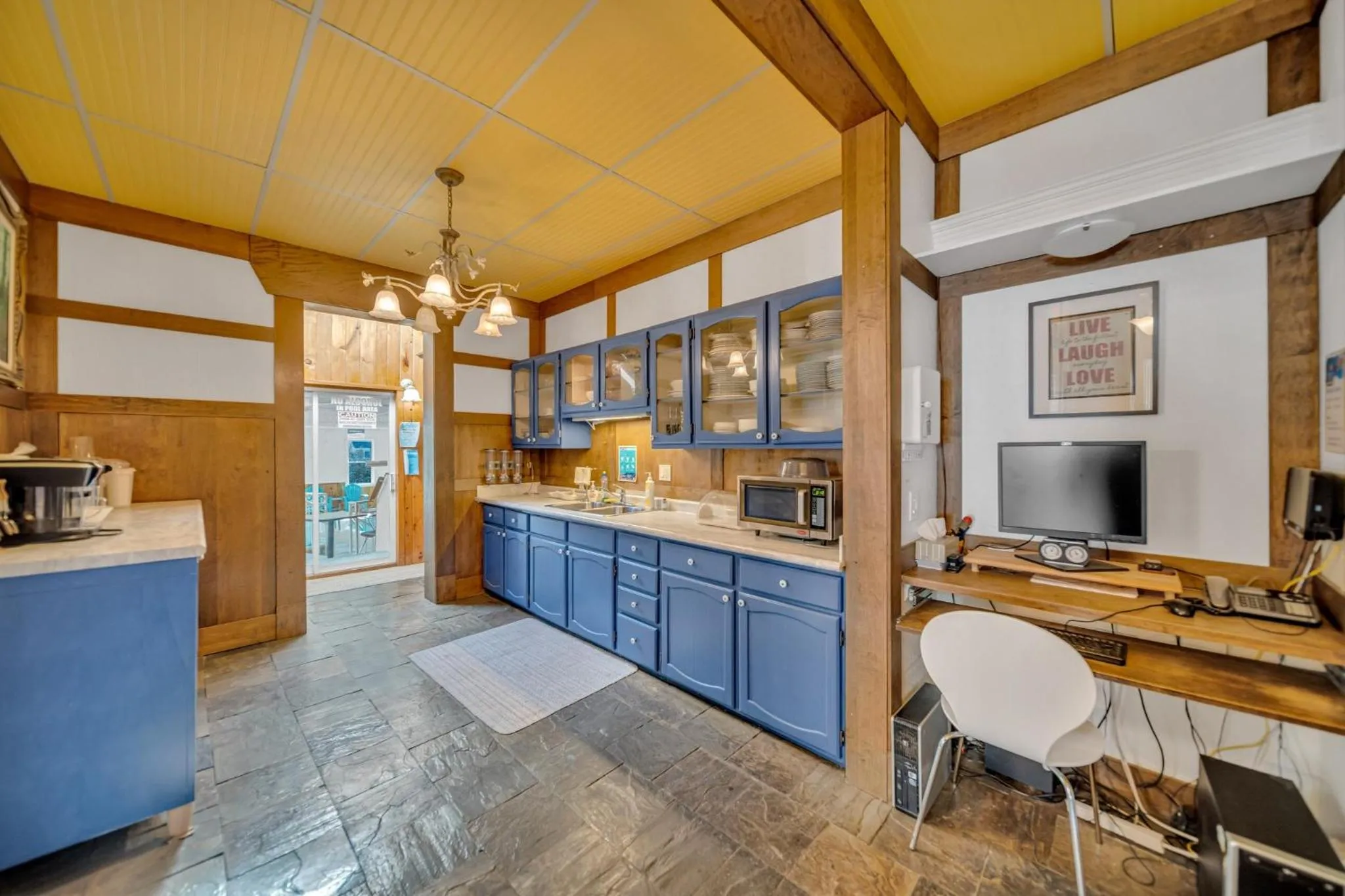 Kitchen or kitchenette in Marmora and Lake Inn and Victorian Diner