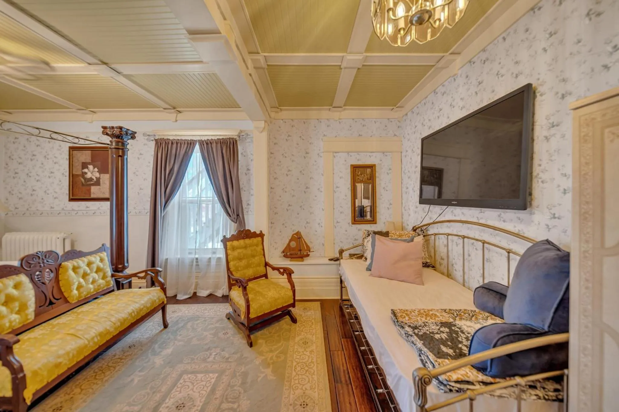 Marmora and Lake Inn and Victorian Diner