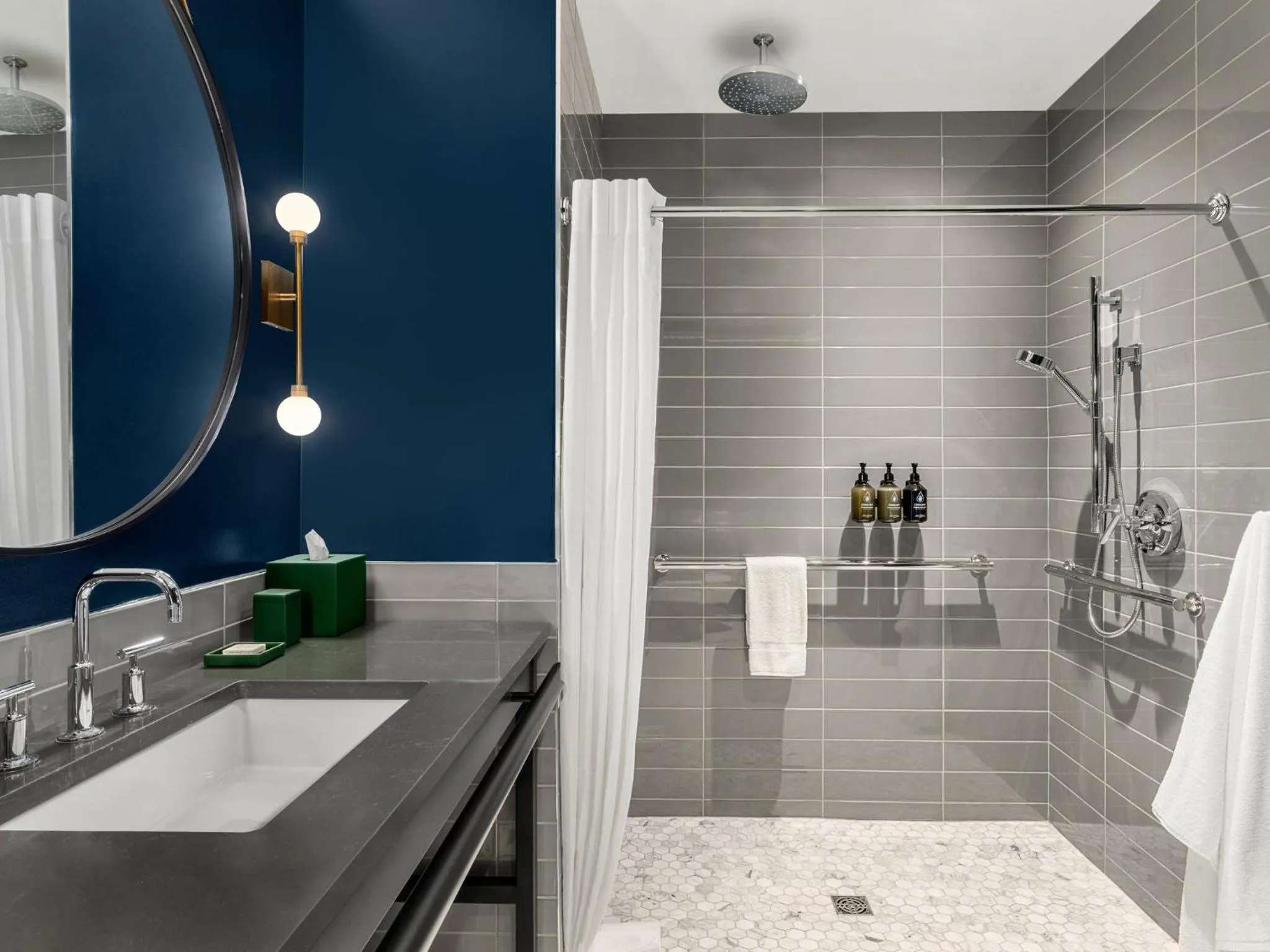 Photo of the whole room in Hotel Indigo Vancouver Dwtn - Portland Area by IHG