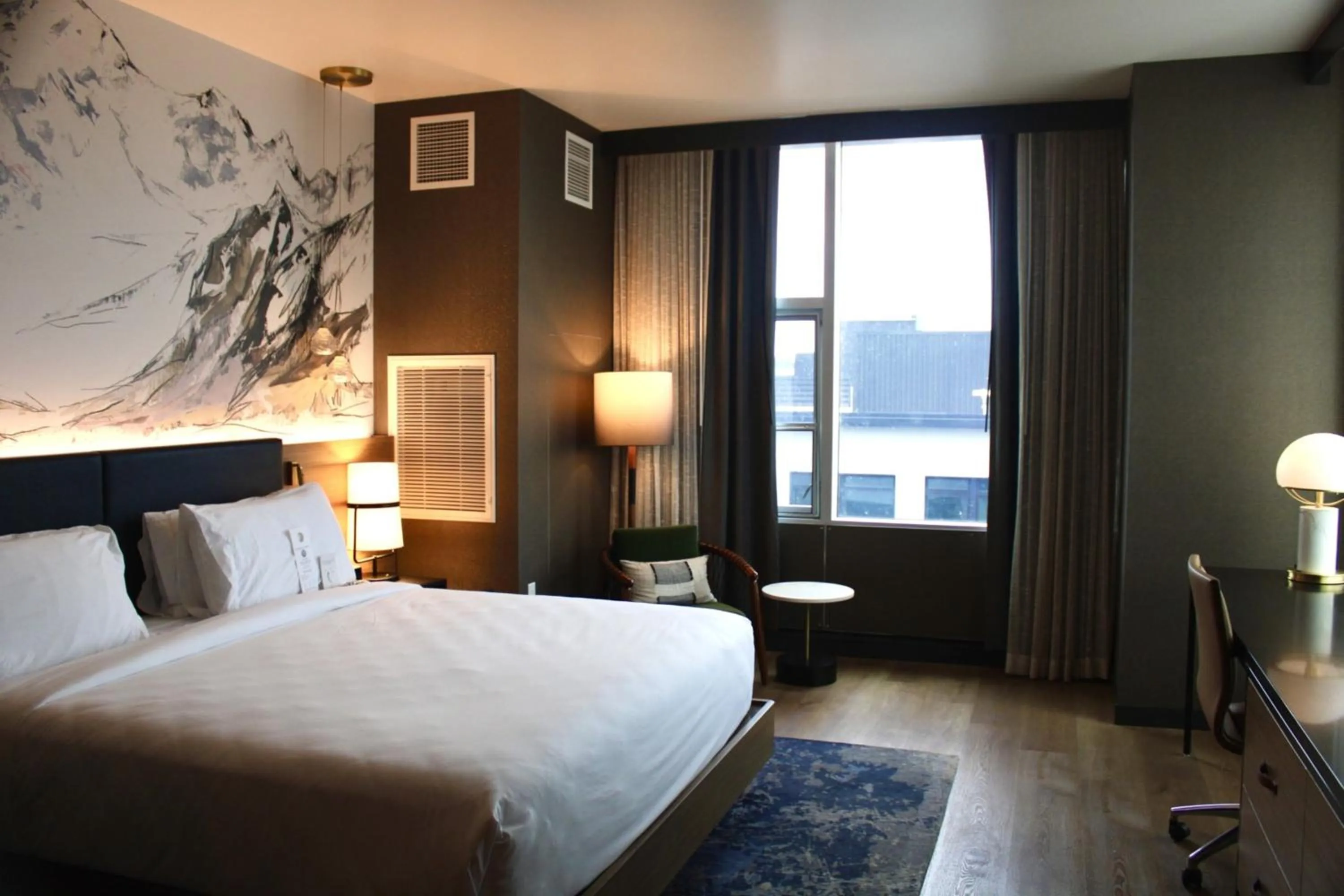 Photo of the whole room, Bed in Hotel Indigo Vancouver Dwtn - Portland Area by IHG