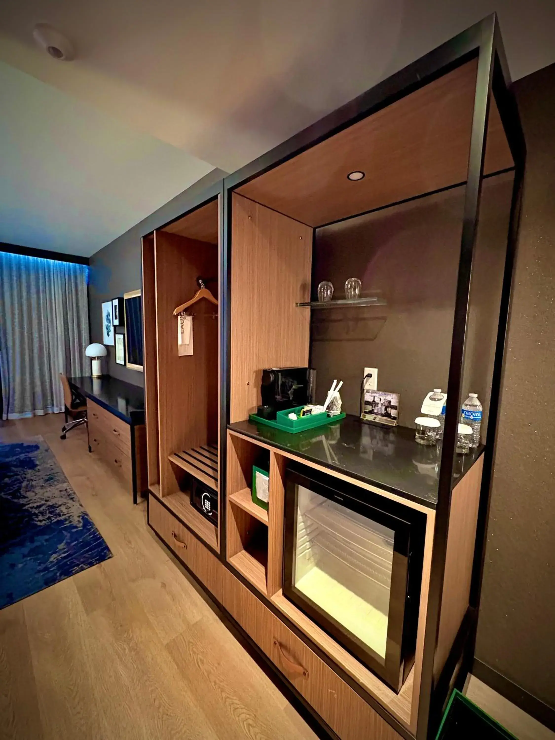 Standard King Room with Partial Water View - Non-Smoking in Hotel Indigo Vancouver Dwtn - Portland Area by IHG Standard King Room with Partial Water View - Non-Smoking in Hotel Indigo Vancouver Dwtn - Portland Area by IHG