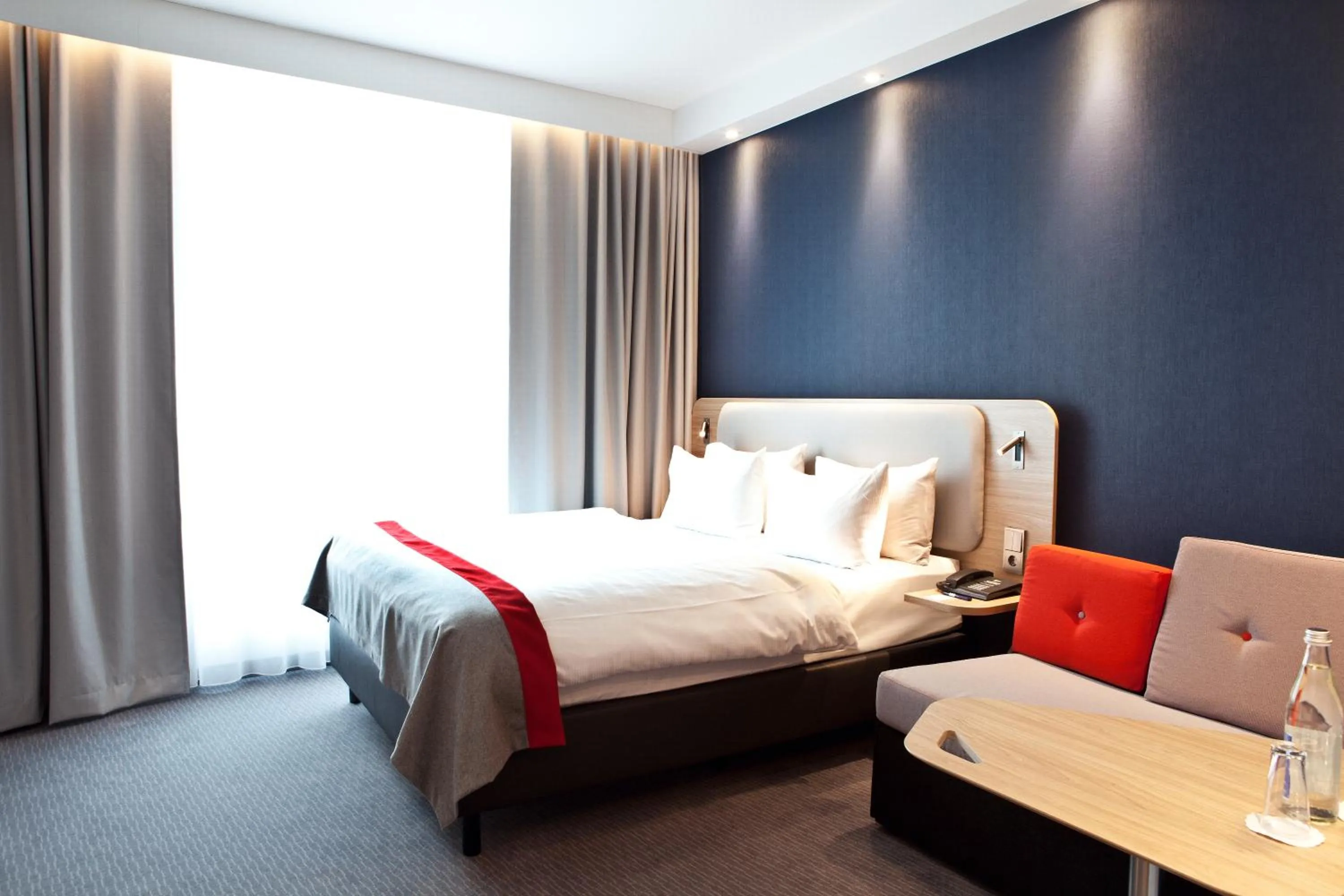Bedroom, Bed in Holiday Inn Express - Recklinghausen