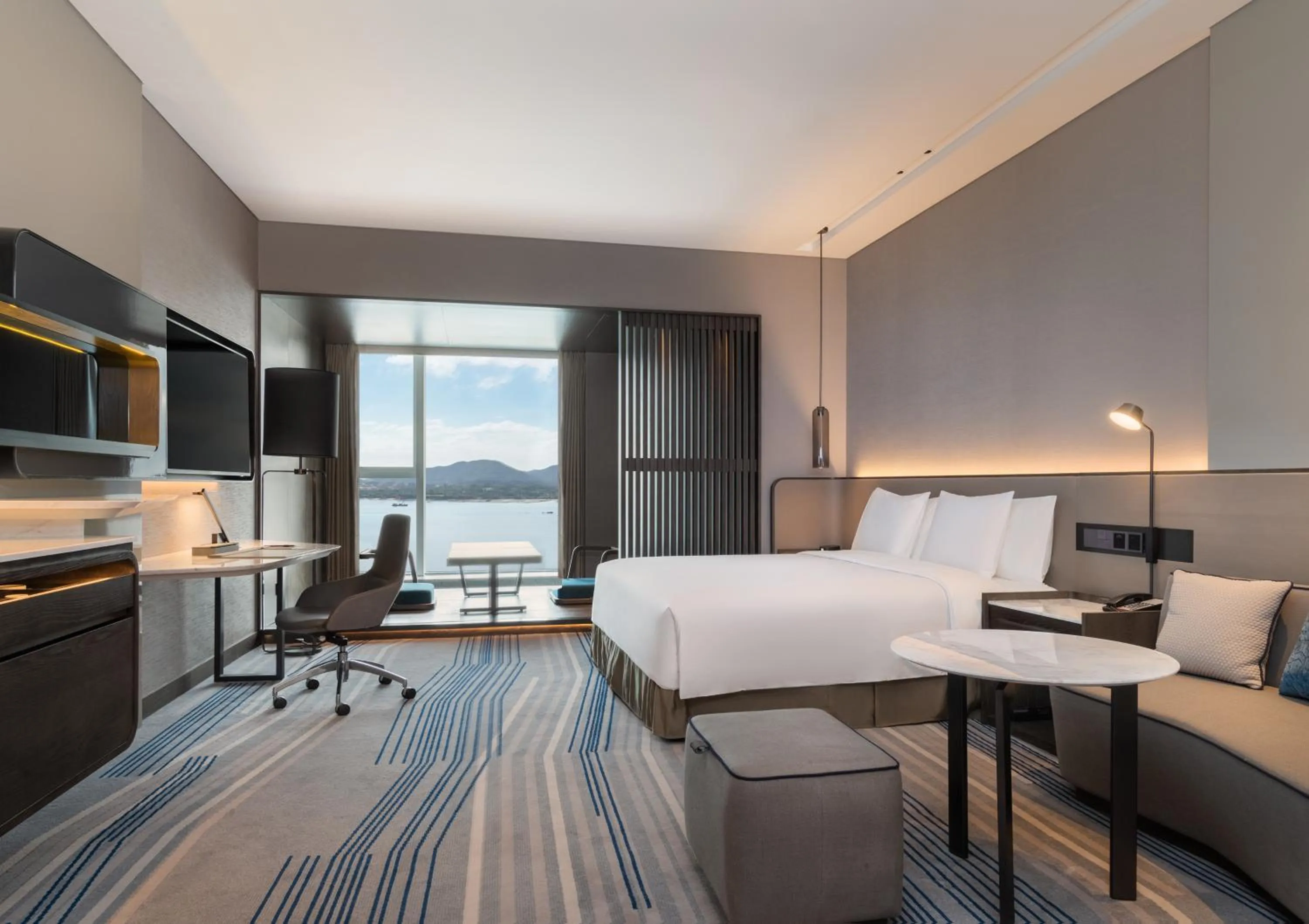 Photo of the whole room, Bed in Crowne Plaza Xiamen Jimei Seaview by IHG-Free Mini Bar