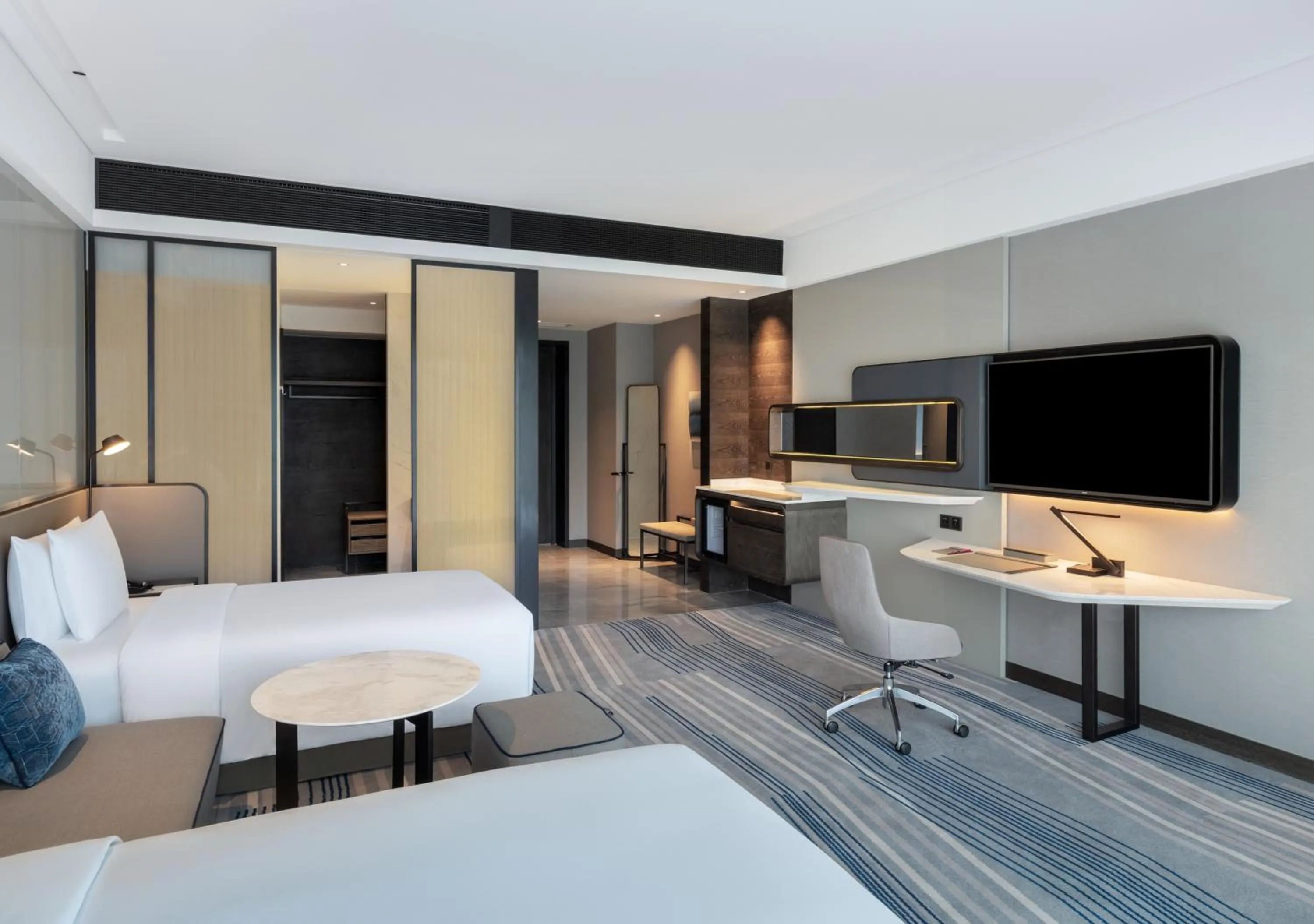 Photo of the whole room, Bed in Crowne Plaza Xiamen Jimei Seaview by IHG-Free Mini Bar