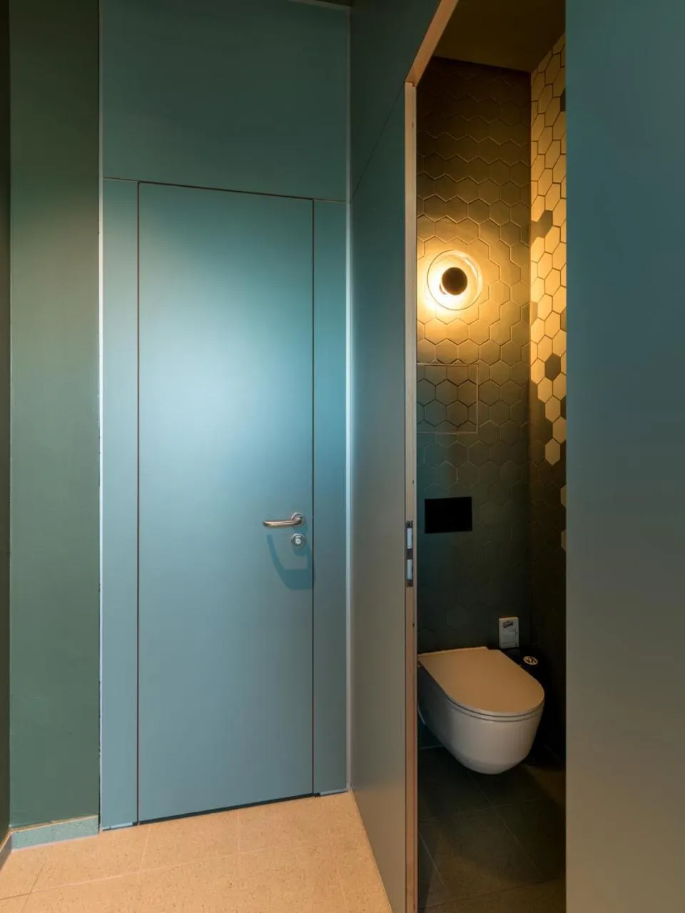 Toilet in b'mine Hotel Frankfurt Airport