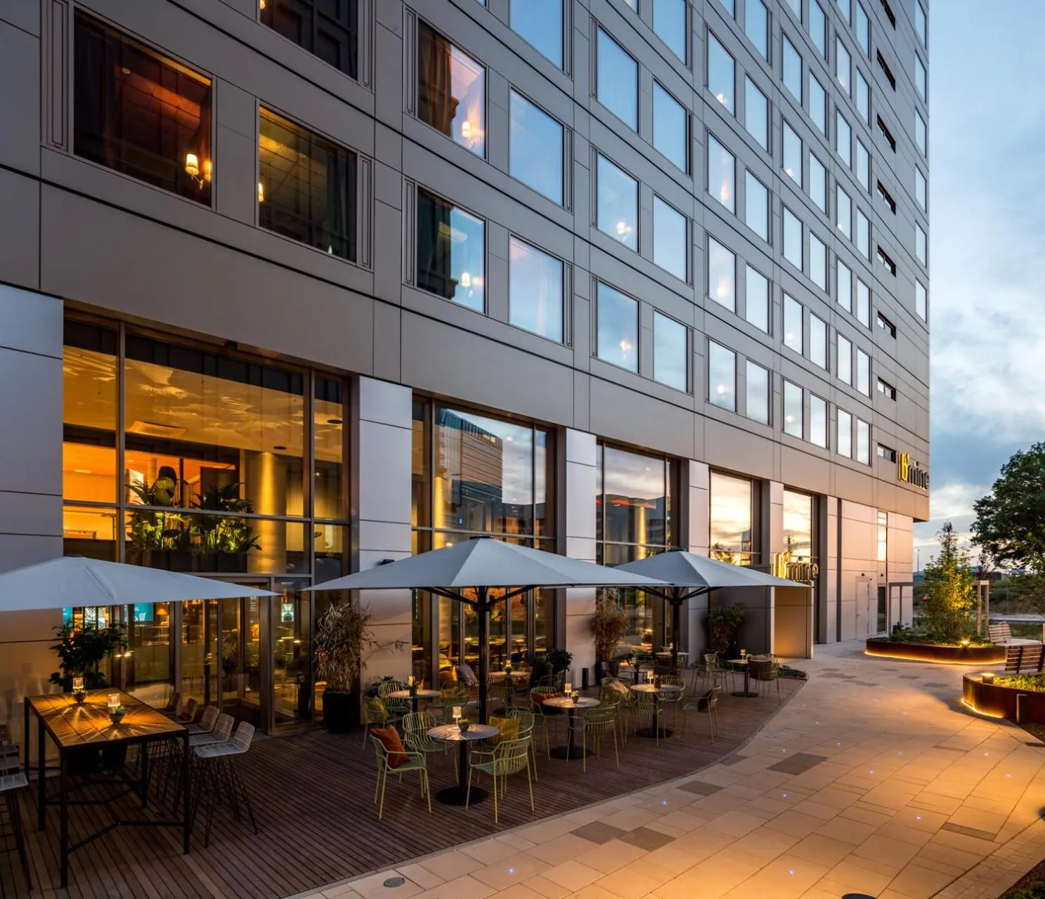 Patio in b'mine Hotel Frankfurt Airport