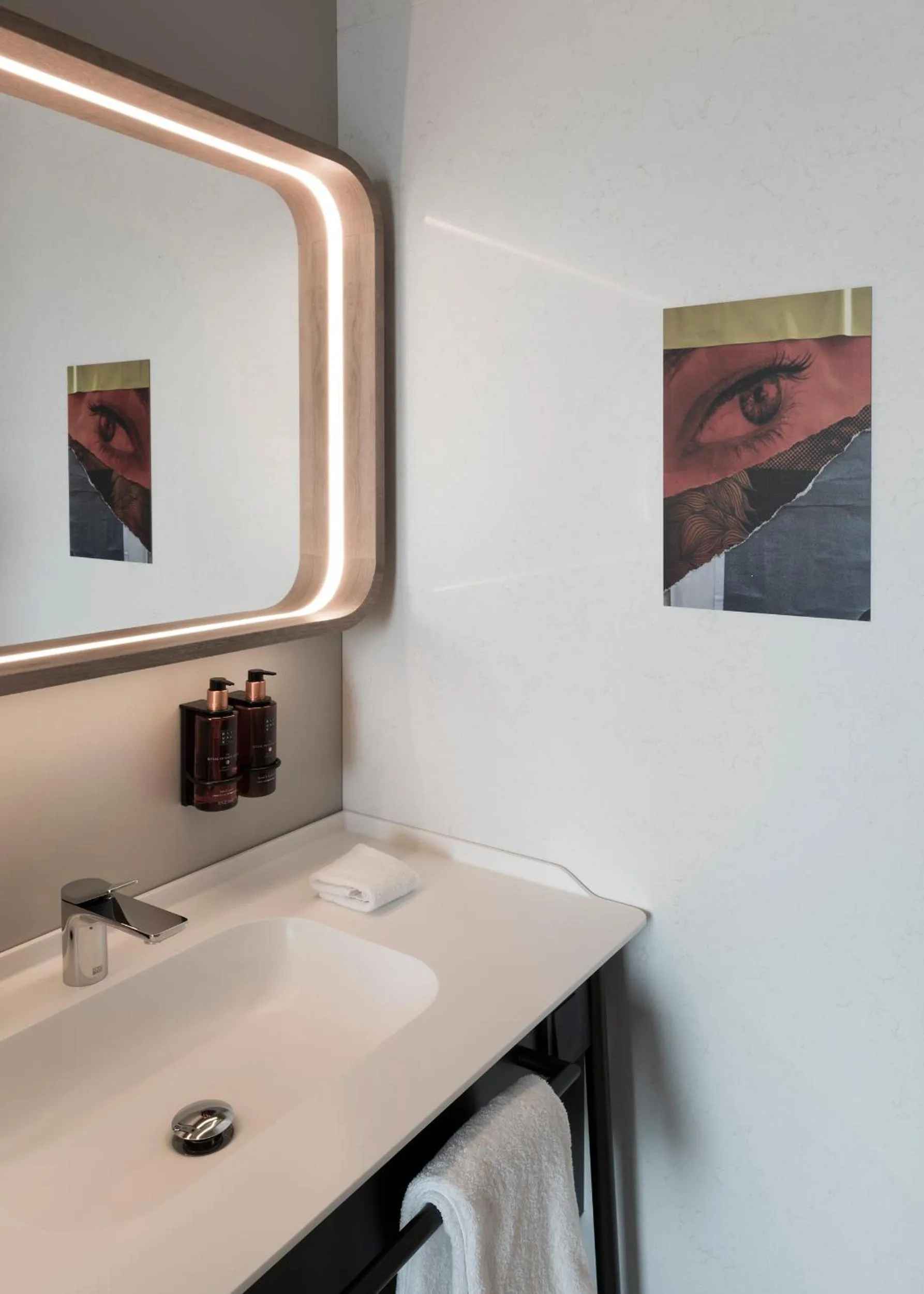 Bathroom in b'mine Hotel Frankfurt Airport