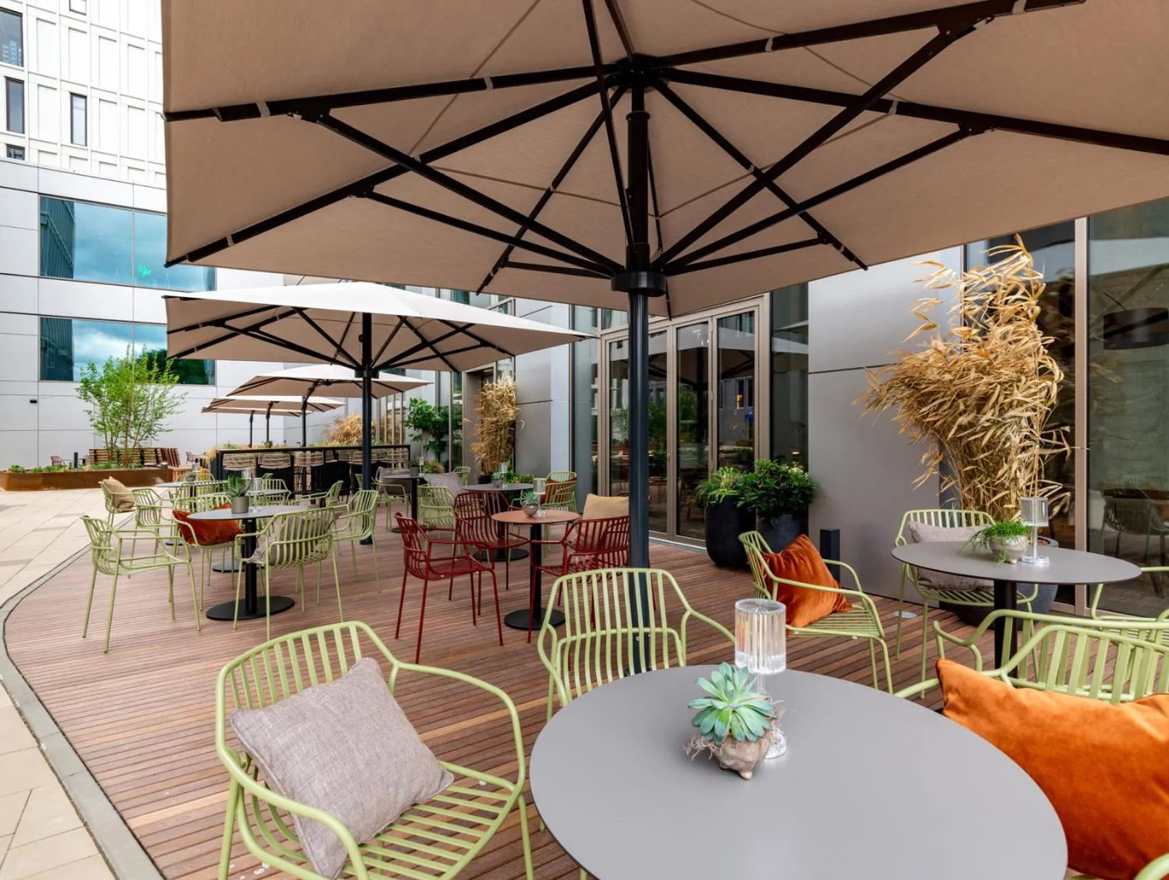 Patio in b'mine Hotel Frankfurt Airport