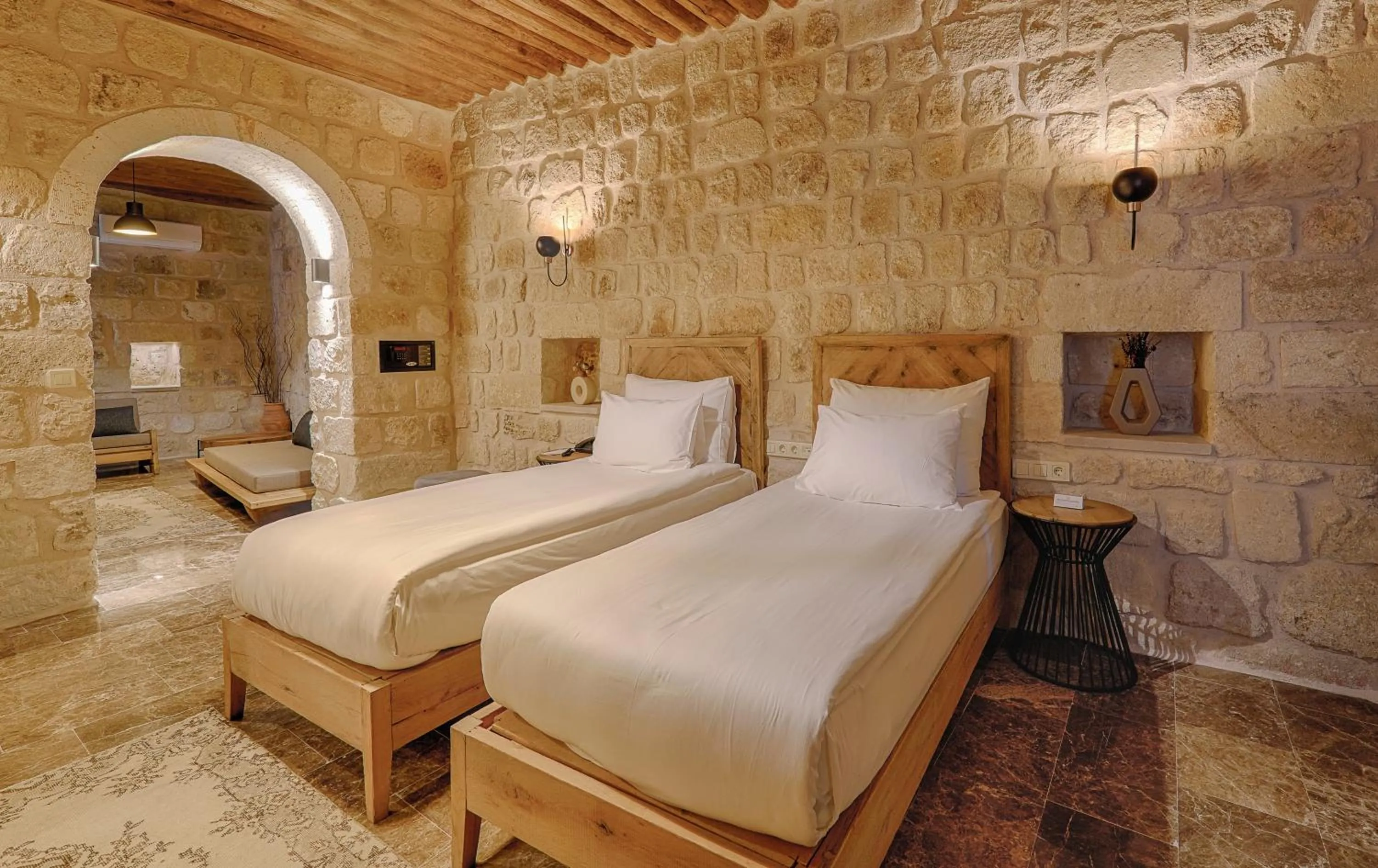 Facade/entrance, Bed in Solem Cave Suites