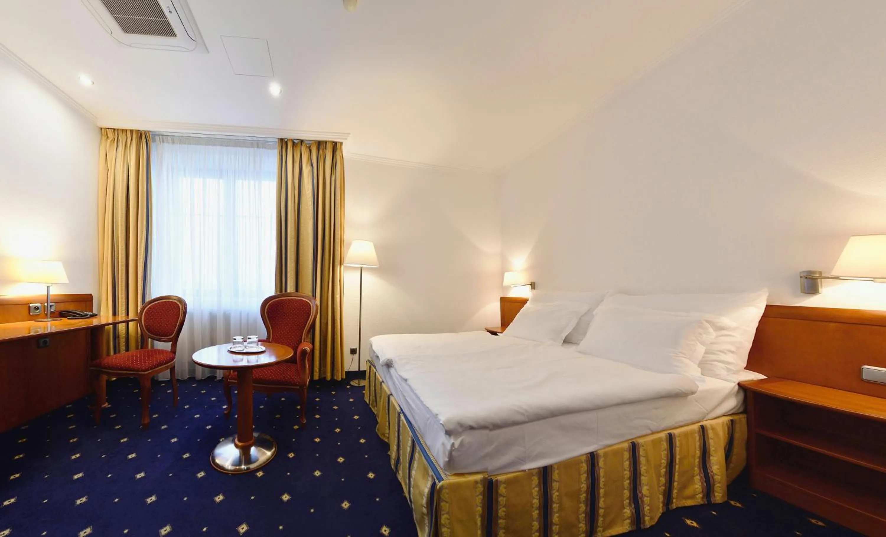 Bed in Hotel Coronet