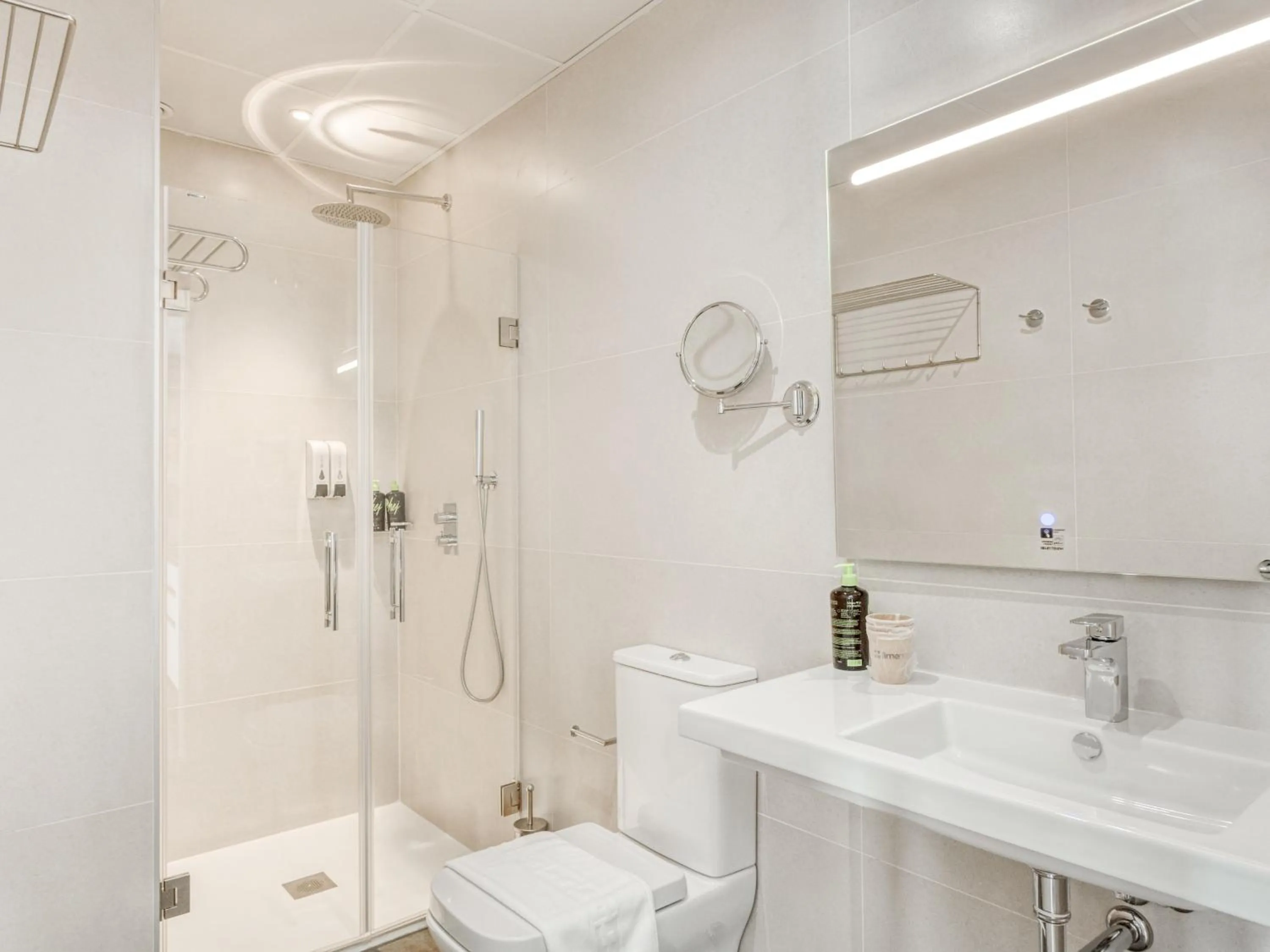 Shower in Limehome Málaga Calle Ancha del Carmen - Digital Access