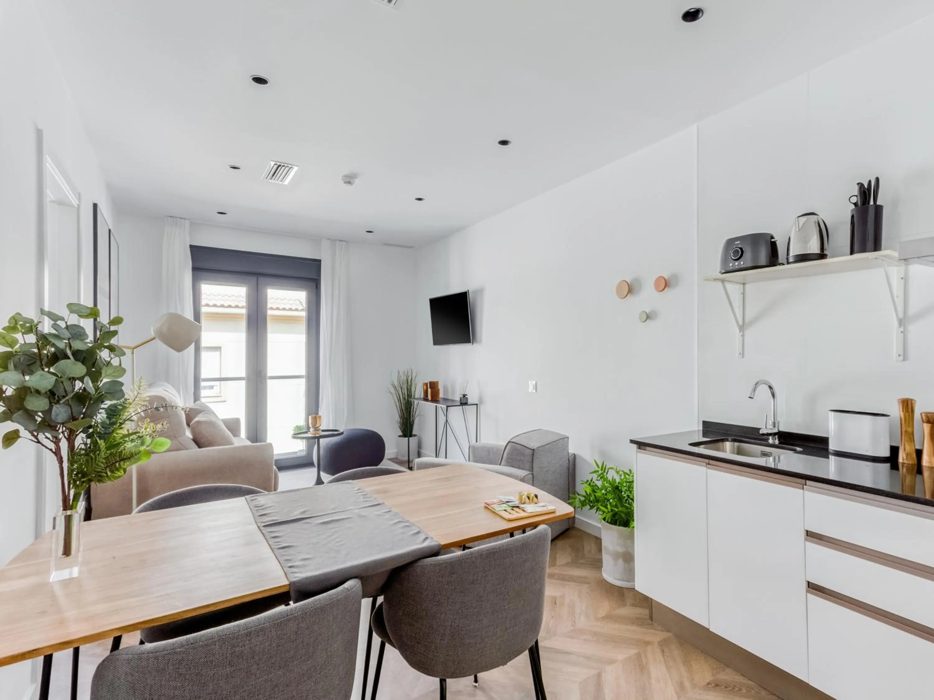 Kitchen or kitchenette in Limehome Málaga Calle Ancha del Carmen - Digital Access