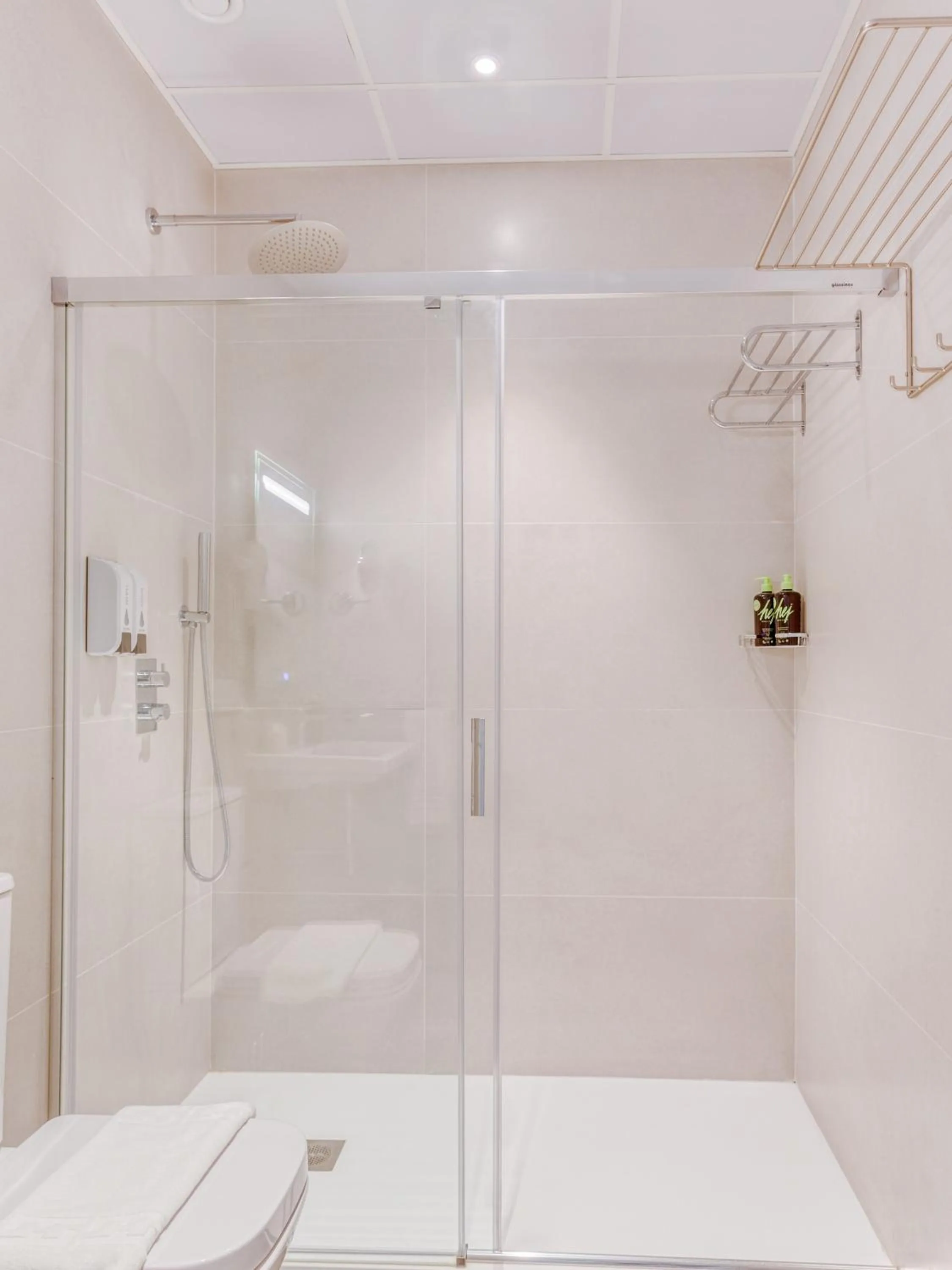 Shower in Limehome Málaga Calle Ancha del Carmen - Digital Access