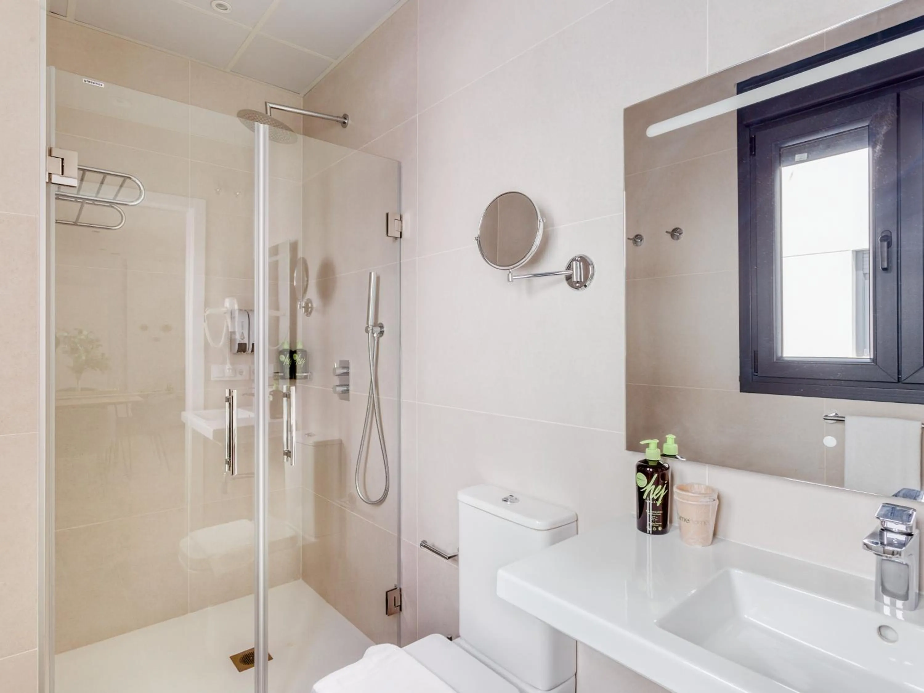 Shower in Limehome Málaga Calle Ancha del Carmen - Digital Access