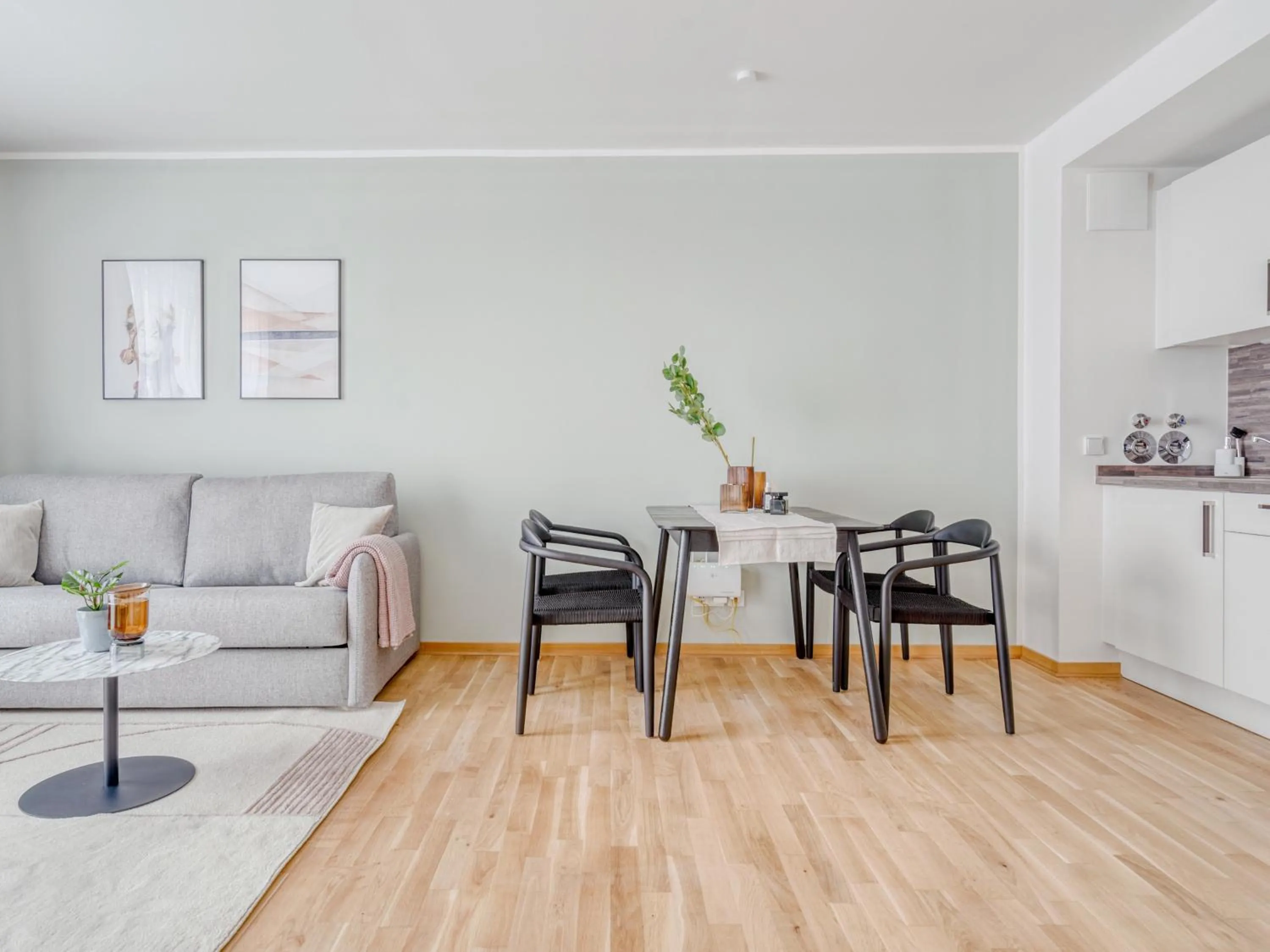 Living room in Limehome Dresden Wallstraße - Digital Access