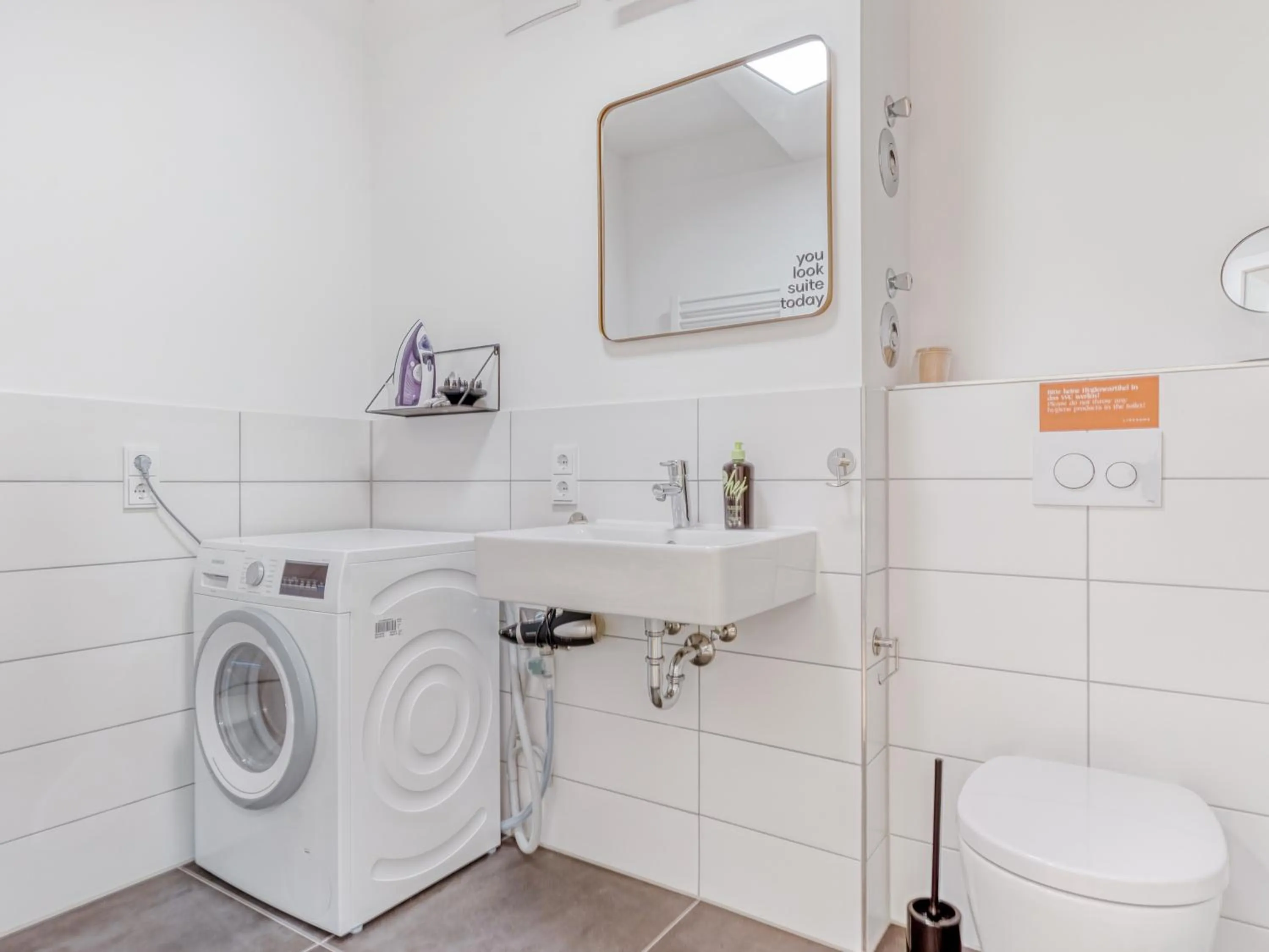 Bathroom in Limehome Dresden Wallstraße - Digital Access