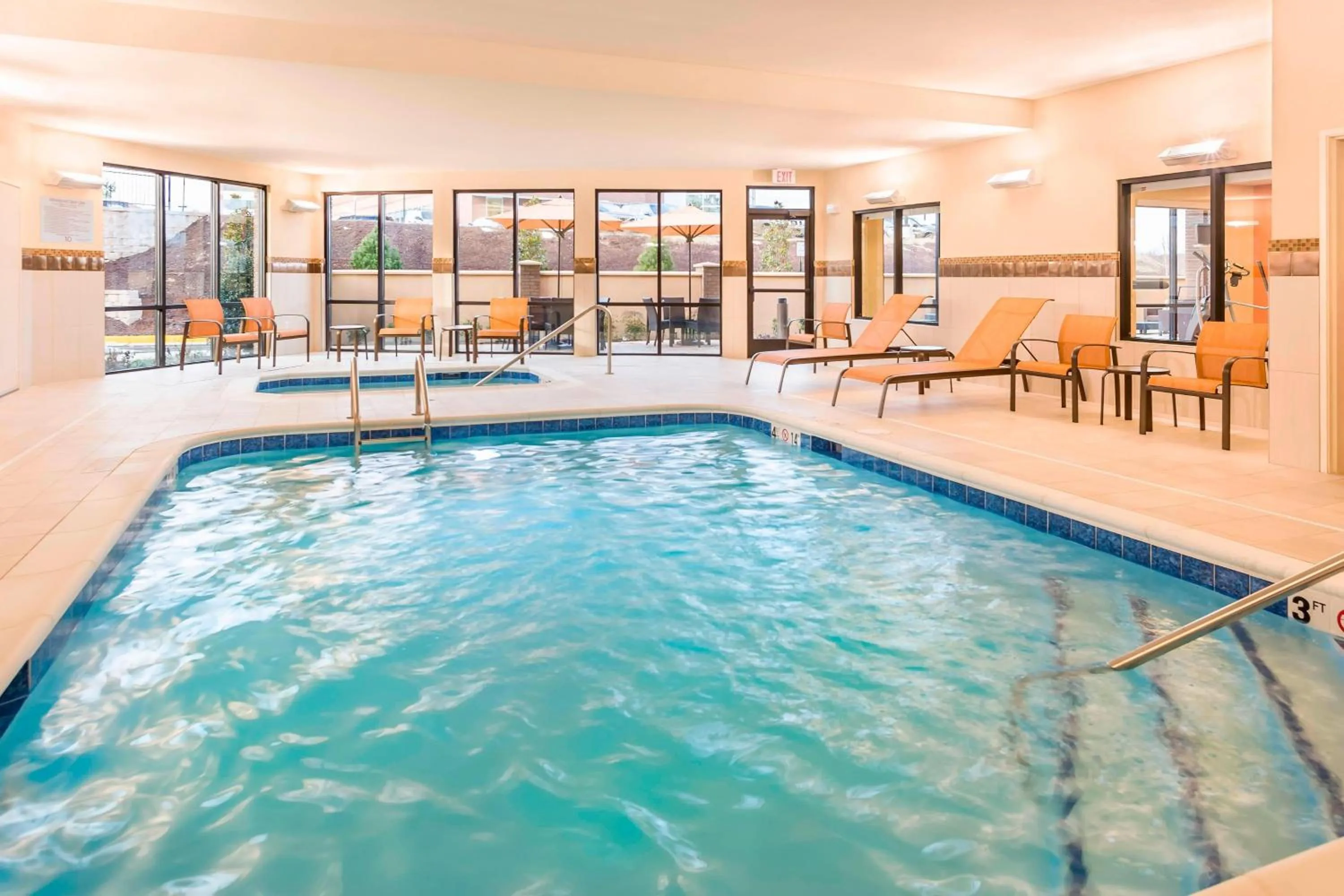 Swimming pool in Courtyard by Marriott Stafford Quantico