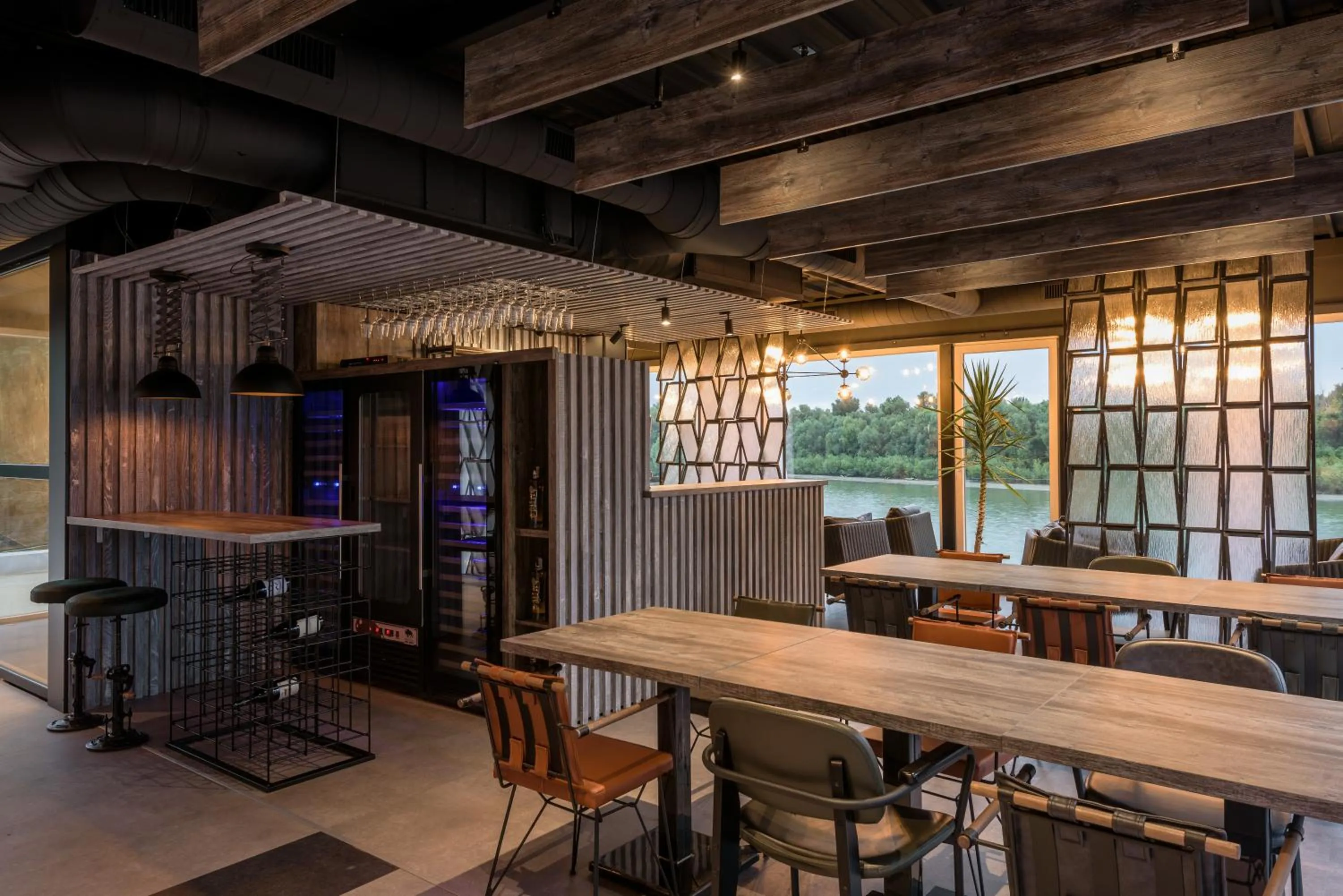 Restaurant/places to eat in Joy 5 Hotel & SPA