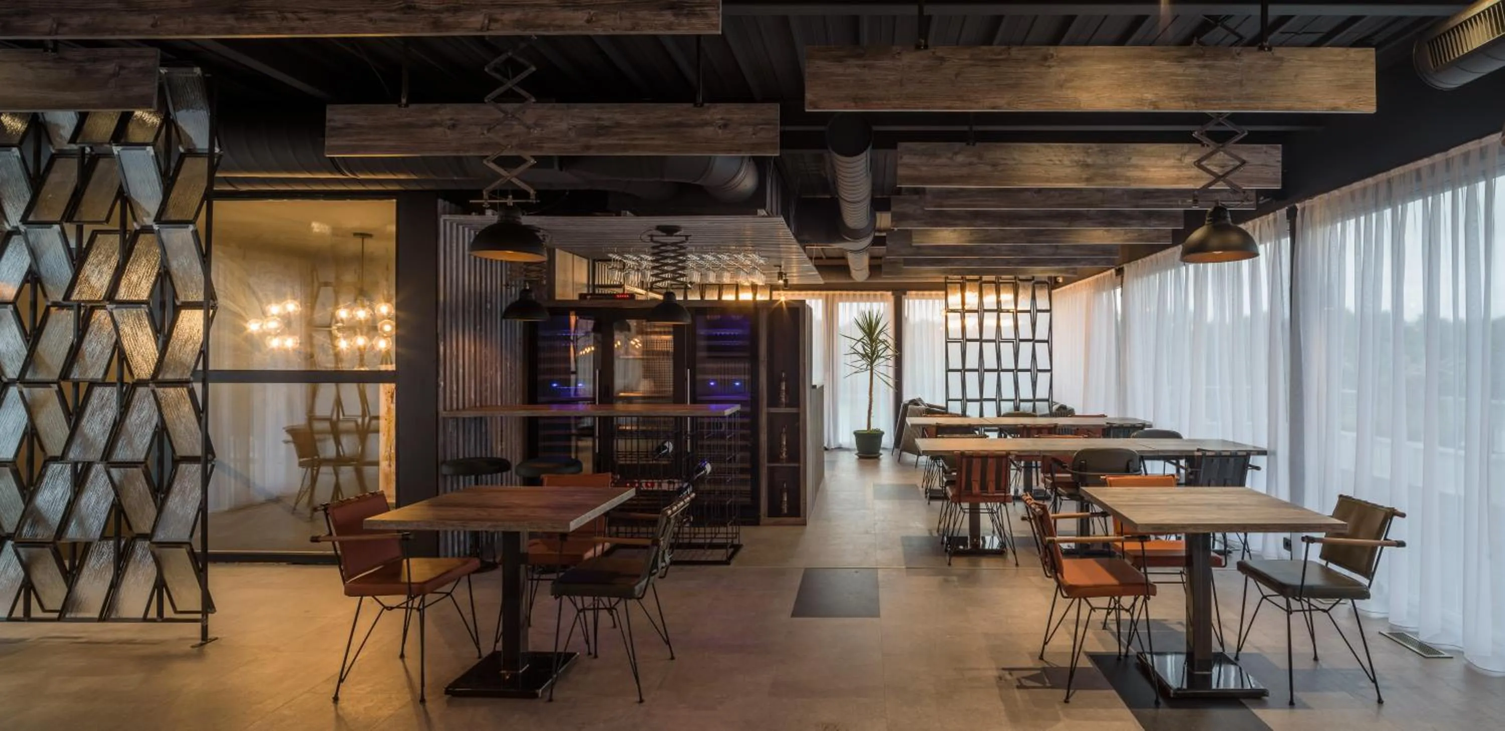 Restaurant/places to eat in Joy 5 Hotel & SPA