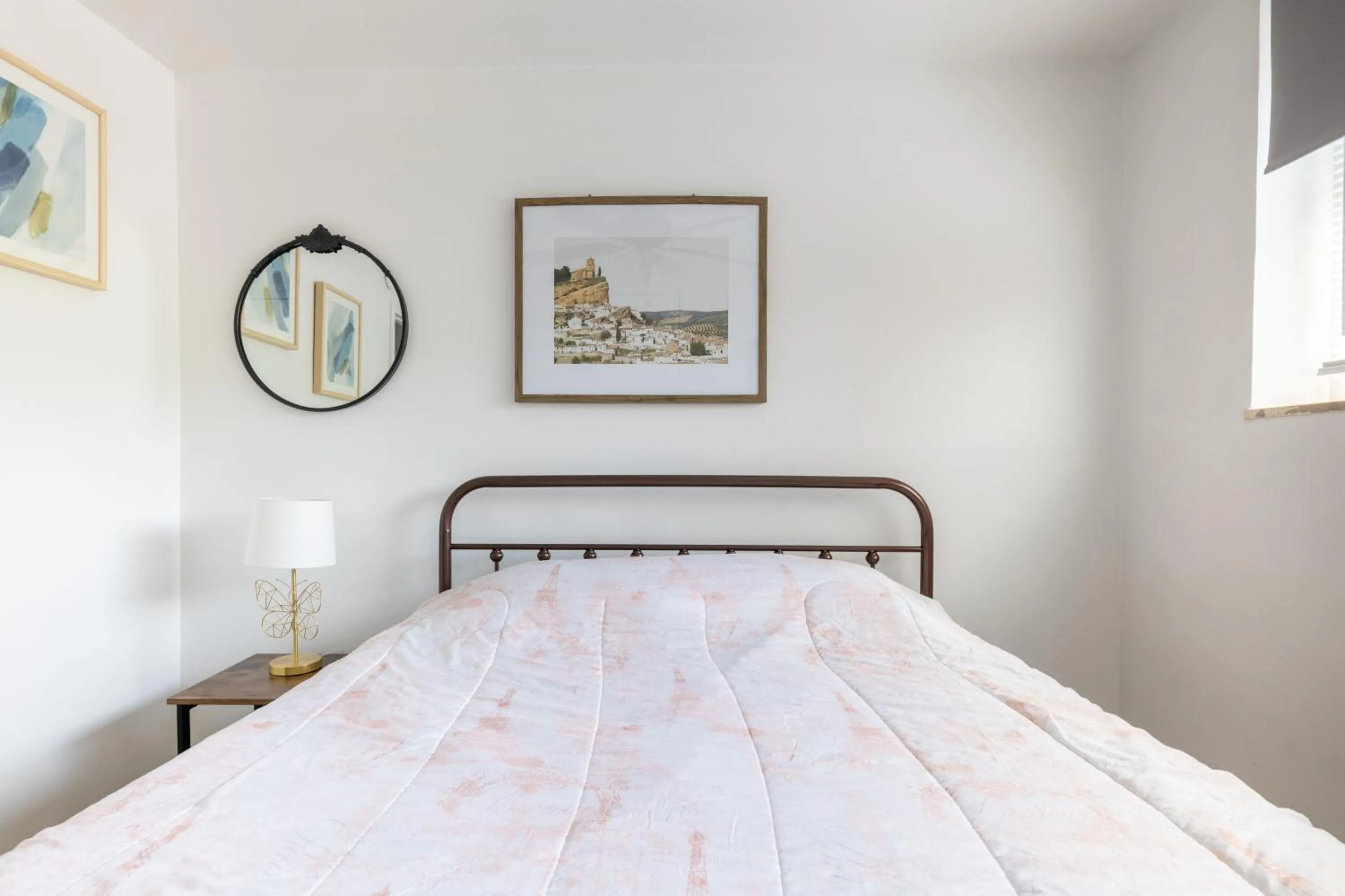 Bed in Georgetown Villas 1-1b Close to Cleveland Airport and the Rocky River Valley