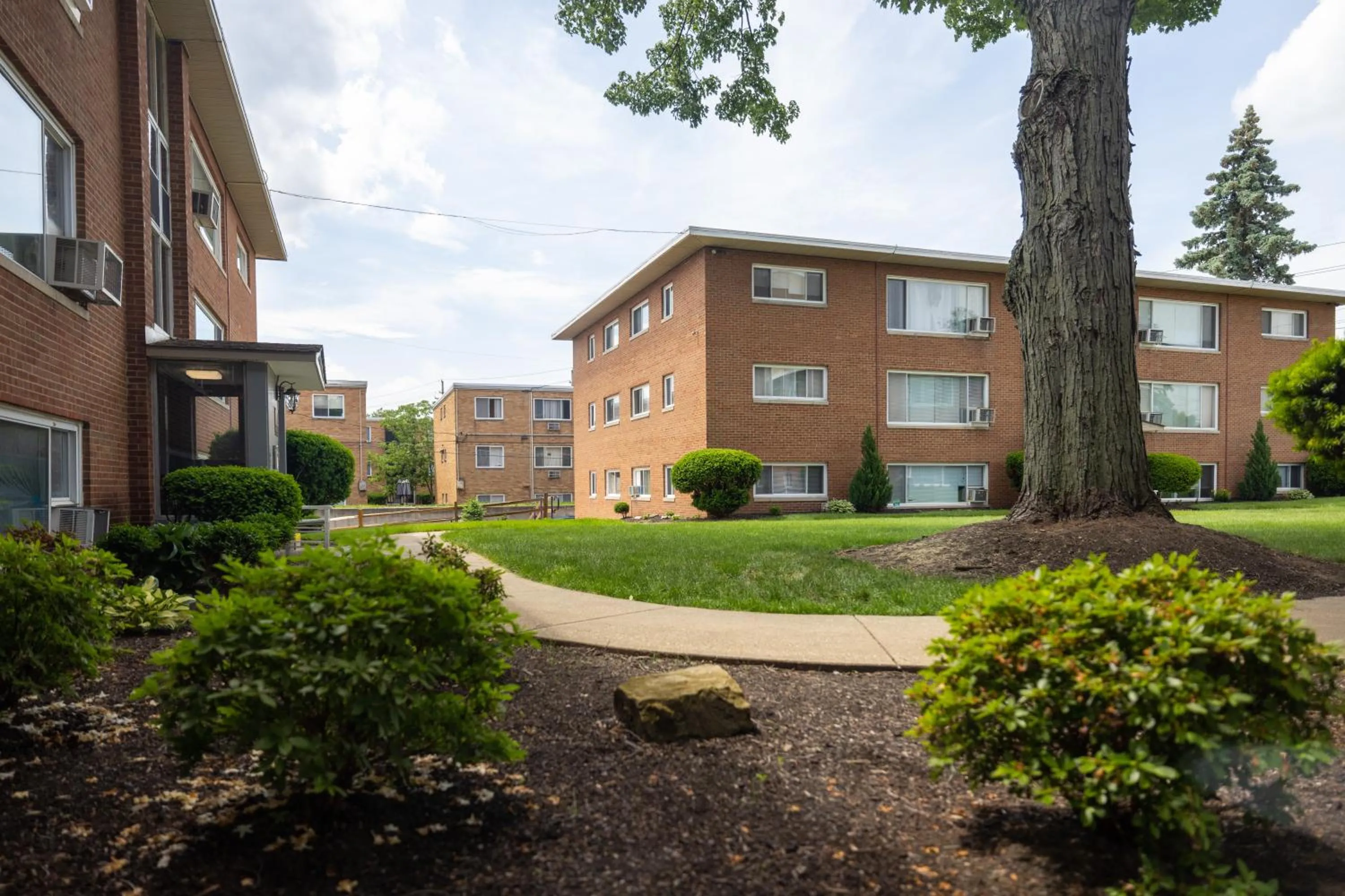 Georgetown Villas 1-1b Close to Cleveland Airport and the Rocky River Valley