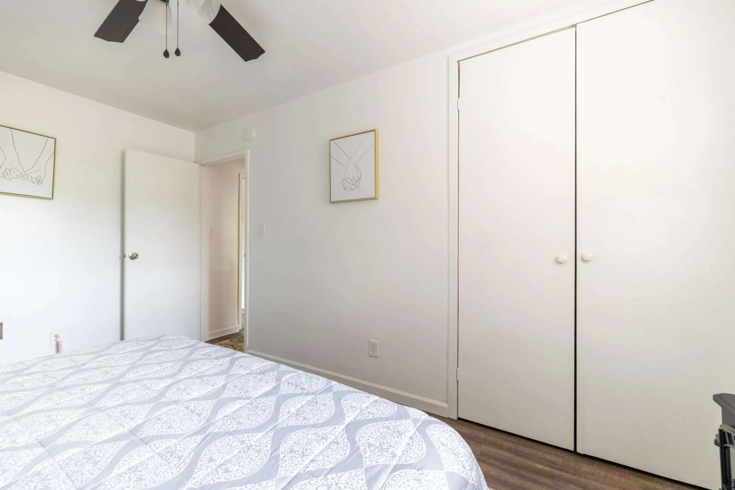 Bed in Georgetown Villas 1-1b Close to Cleveland Airport and the Rocky River Valley