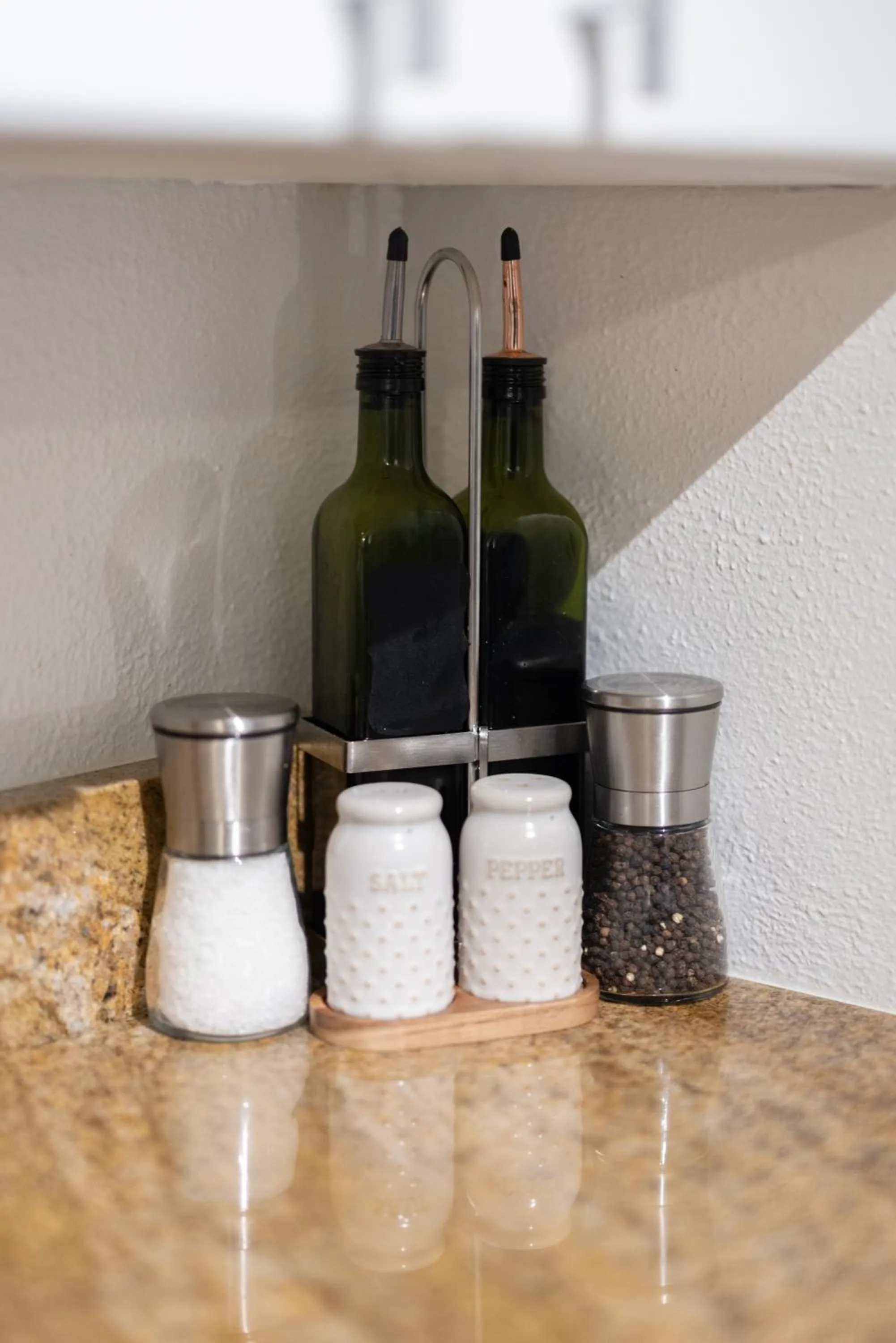 Georgetown Villas 1-1b Close to Cleveland Airport and the Rocky River Valley