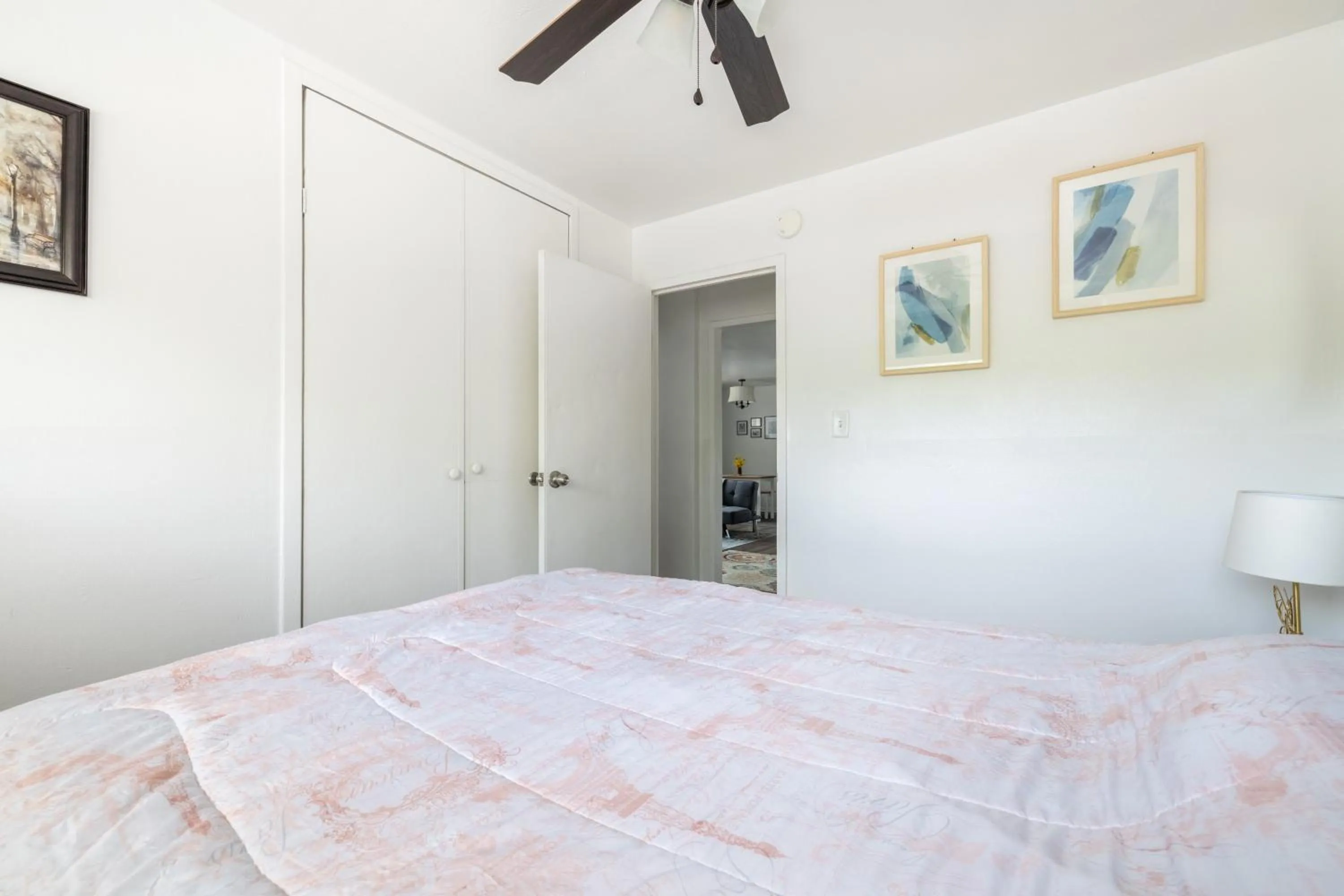 Bed in Georgetown Villas 1-1b Close to Cleveland Airport and the Rocky River Valley