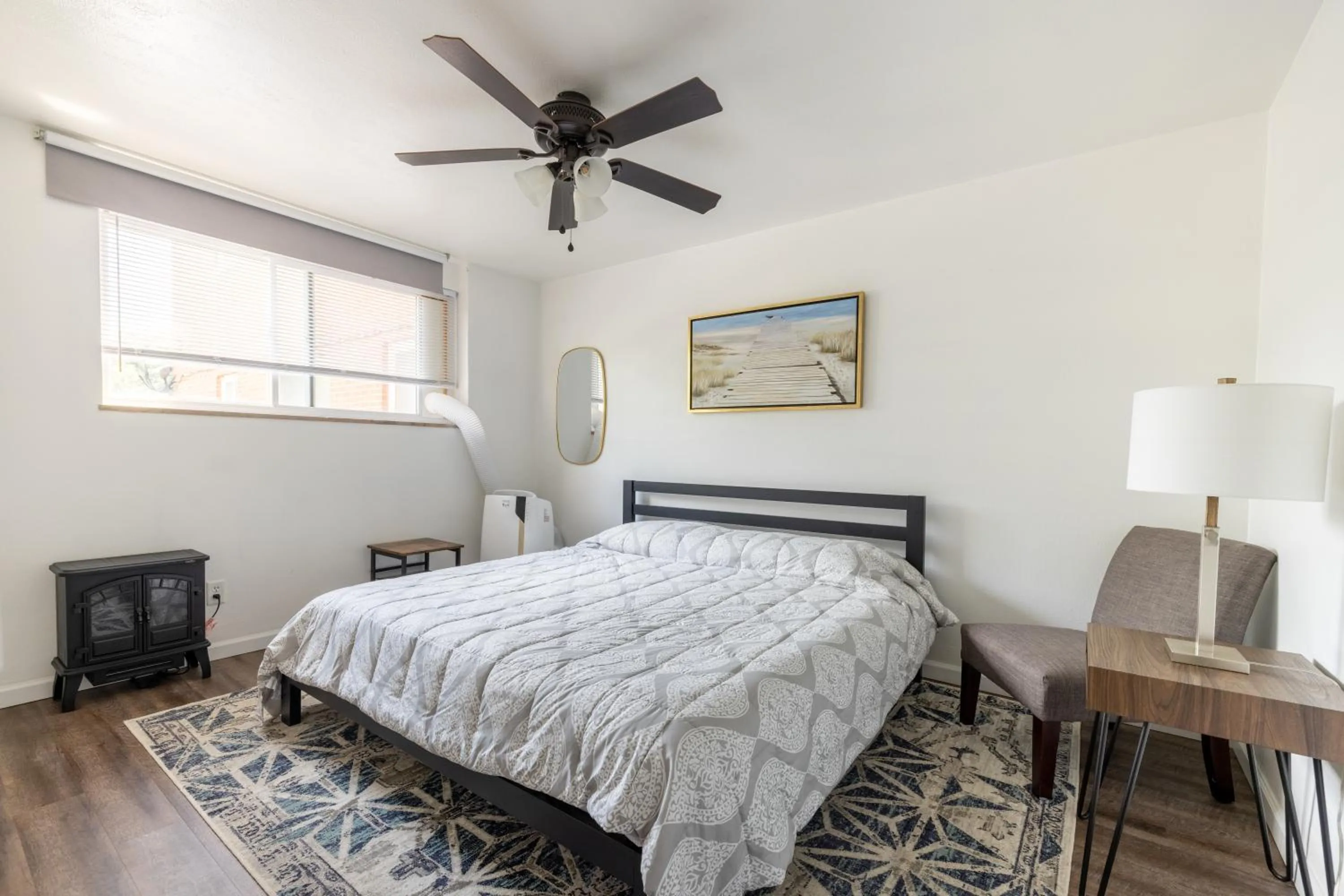 Bed in Georgetown Villas 1-1b Close to Cleveland Airport and the Rocky River Valley