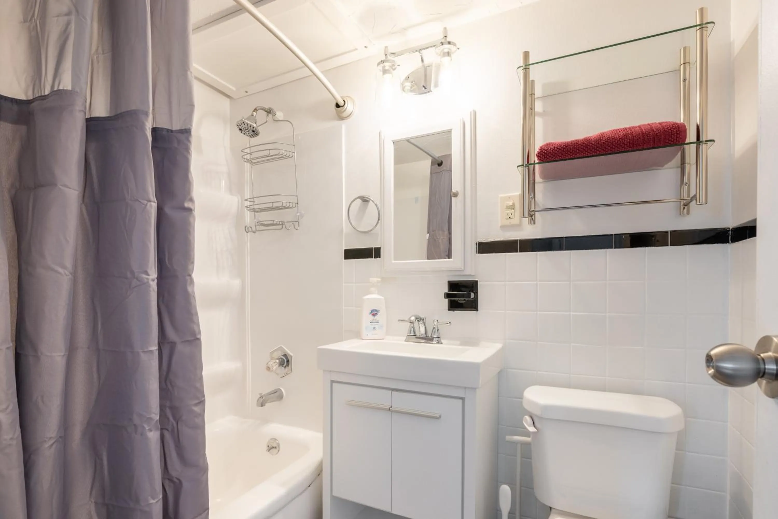 Georgetown Villas 1-1b Close to Cleveland Airport and the Rocky River Valley