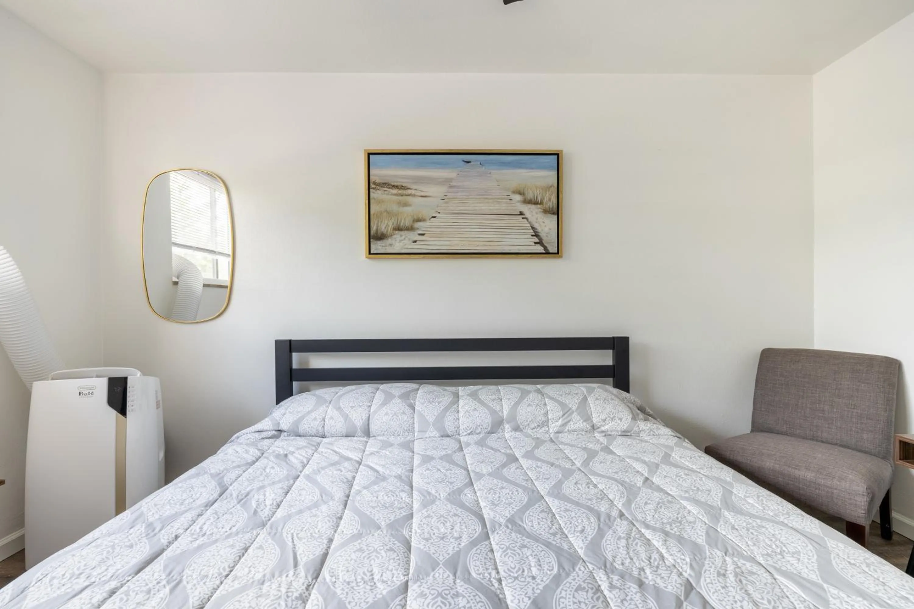 Bed in Georgetown Villas 1-1b Close to Cleveland Airport and the Rocky River Valley