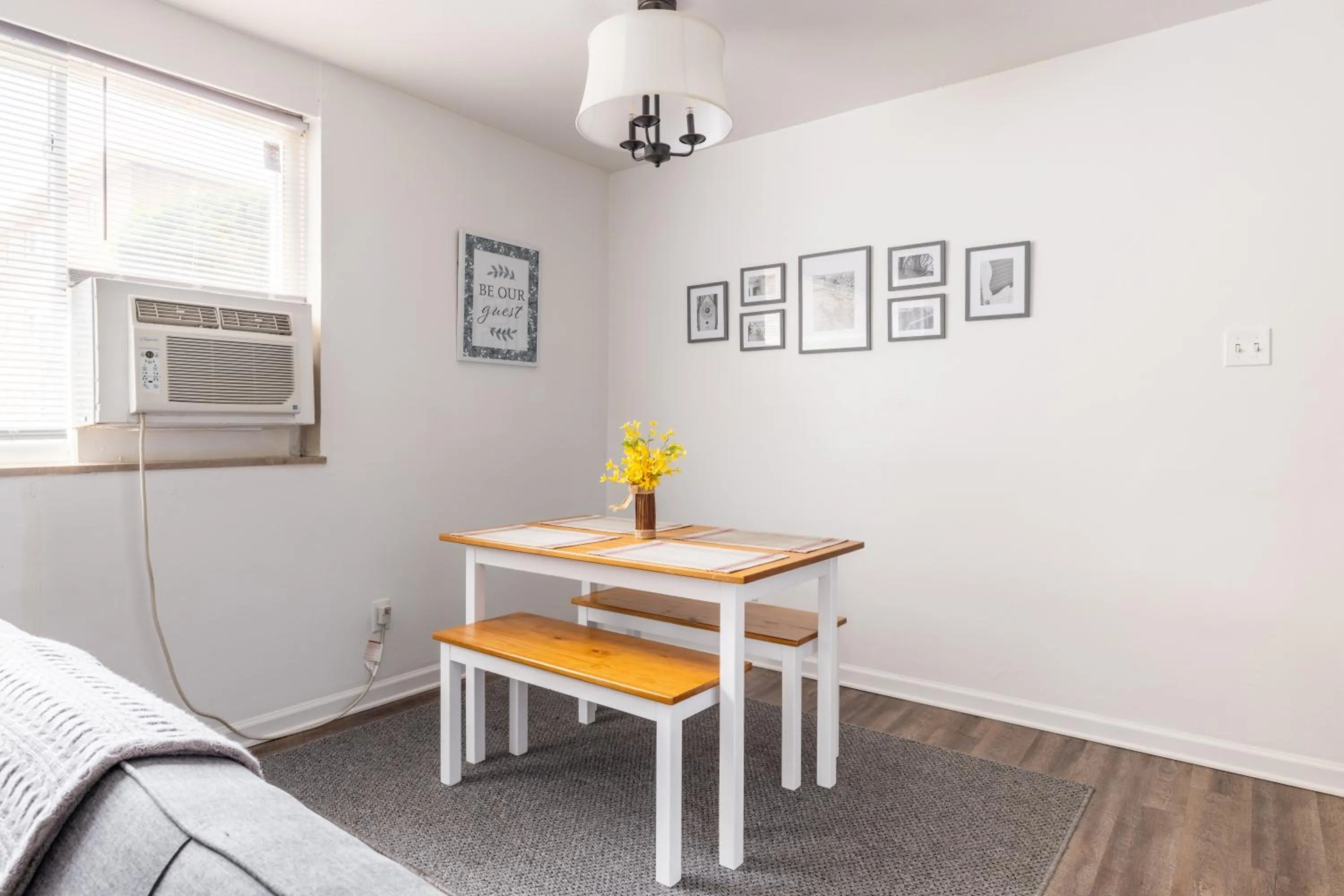 Georgetown Villas 1-1b Close to Cleveland Airport and the Rocky River Valley