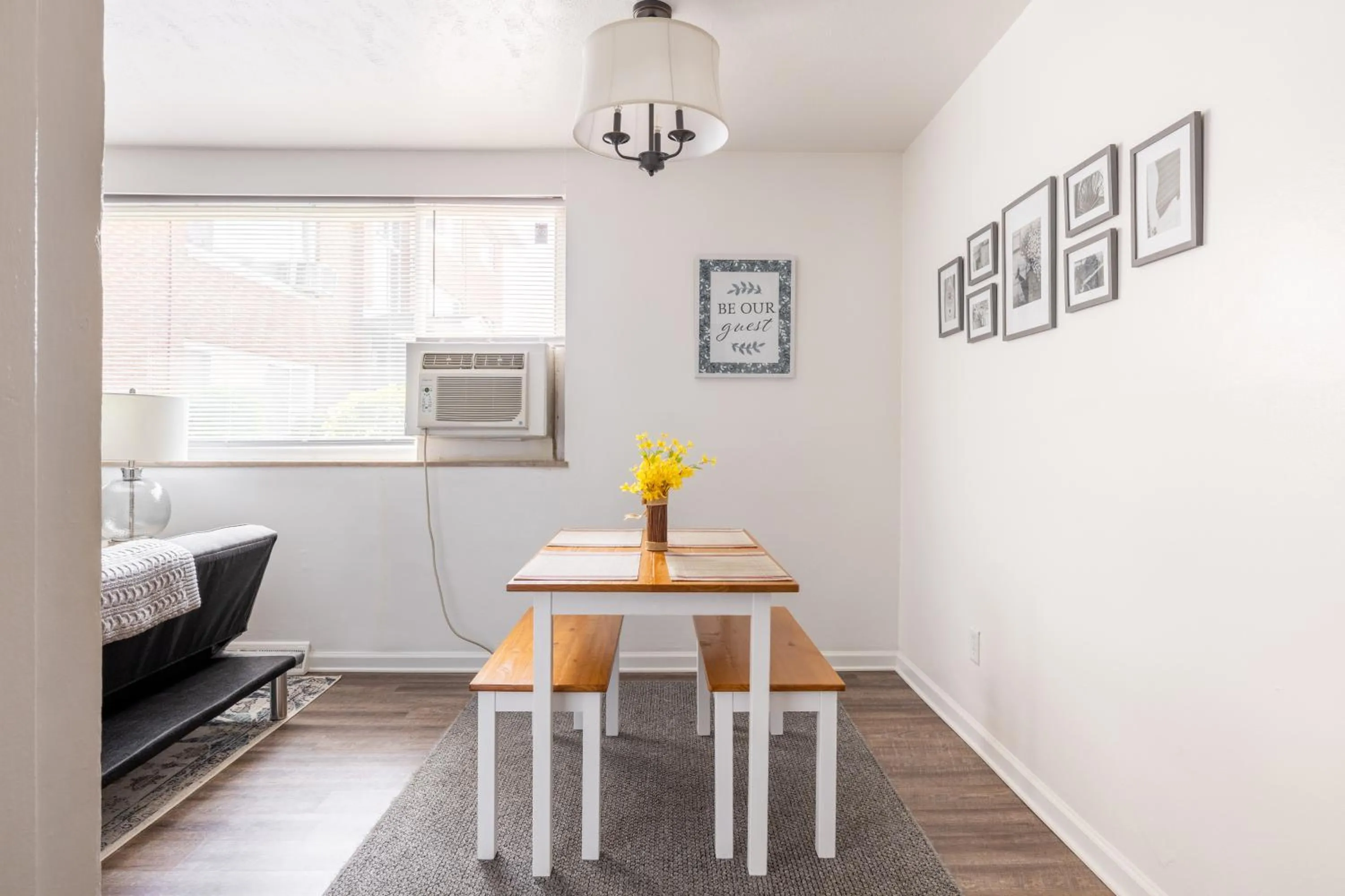 Georgetown Villas 1-1b Close to Cleveland Airport and the Rocky River Valley