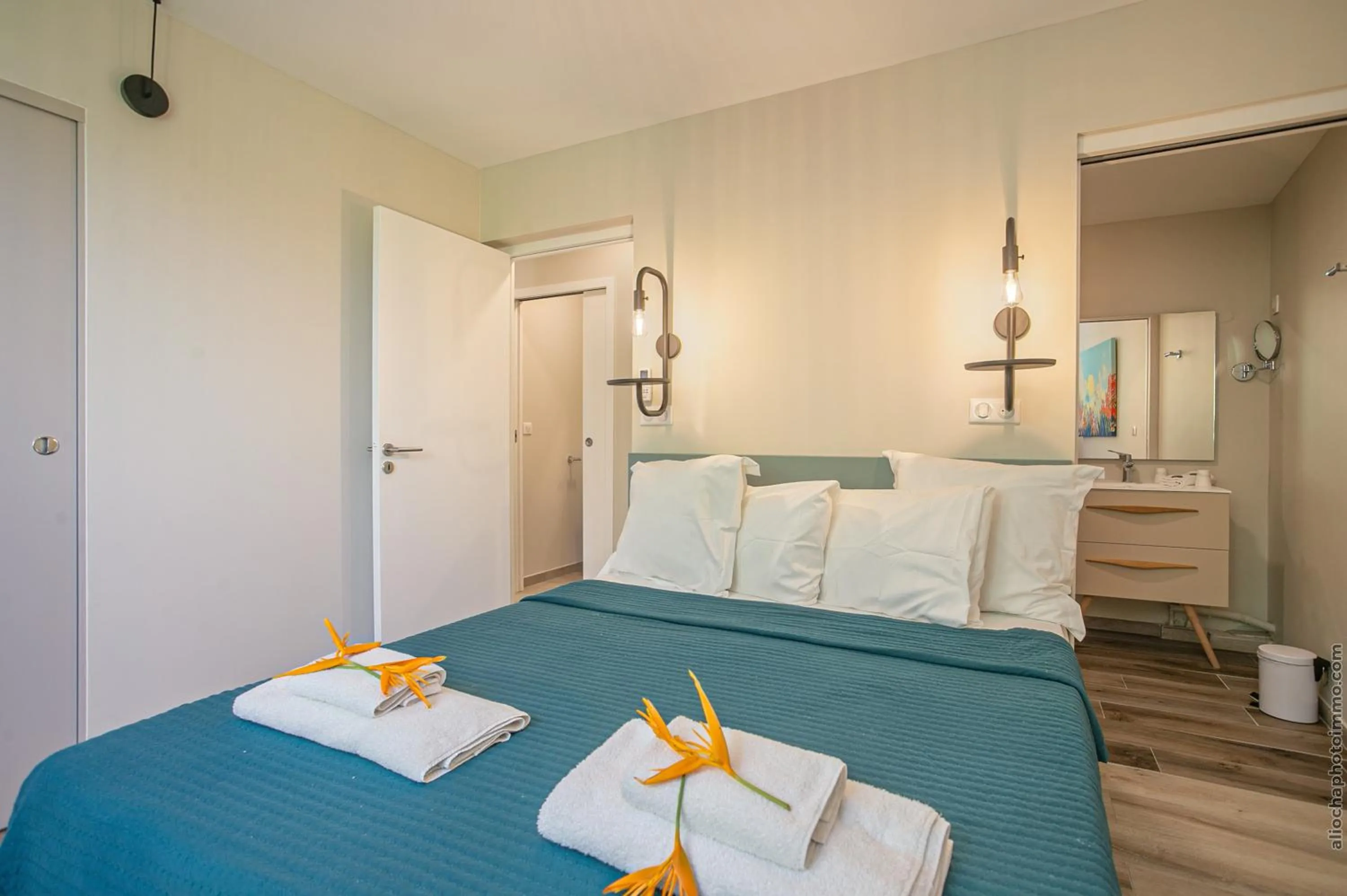 Photo of the whole room, Bed in Kaouanne