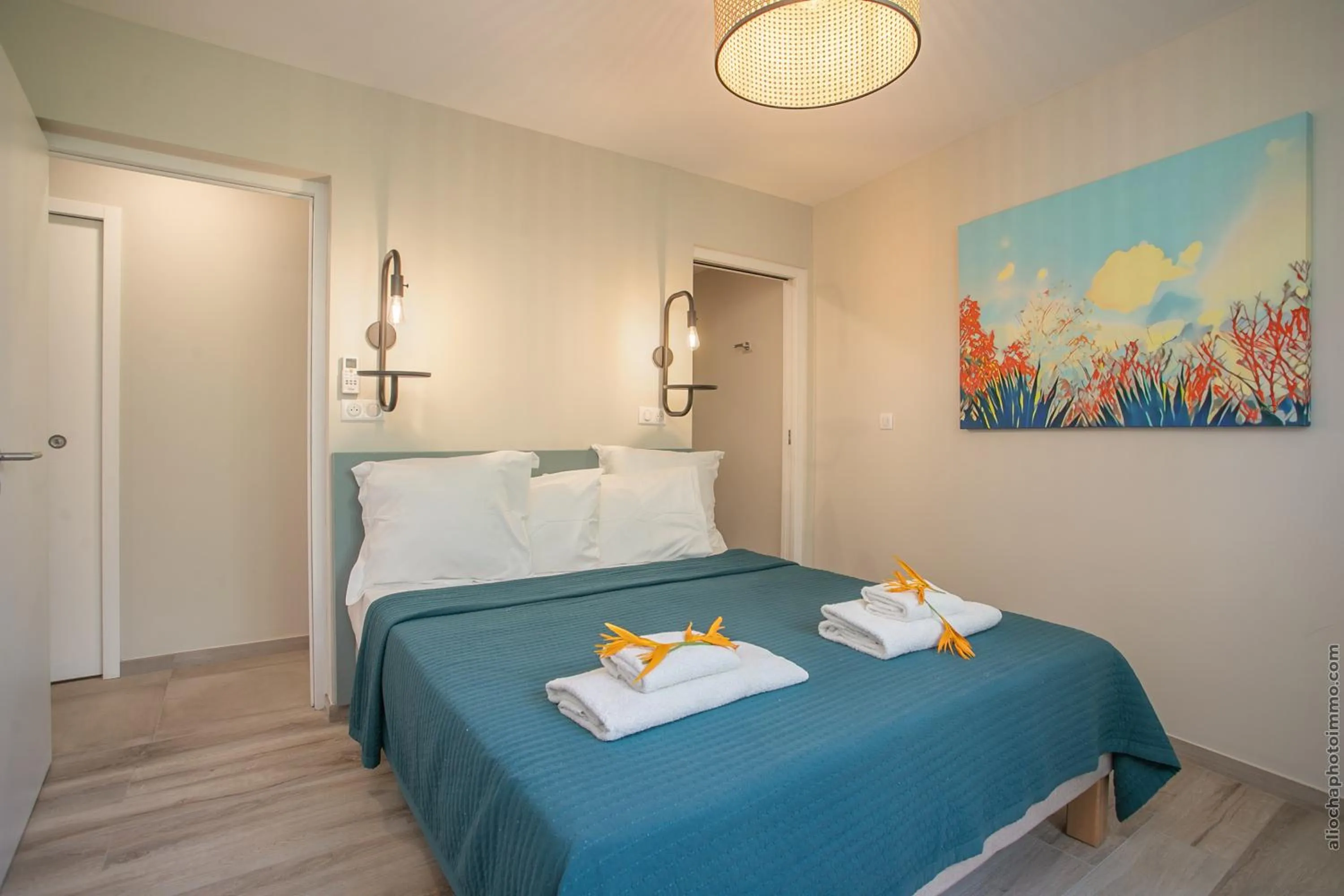 Photo of the whole room, Bed in Kaouanne