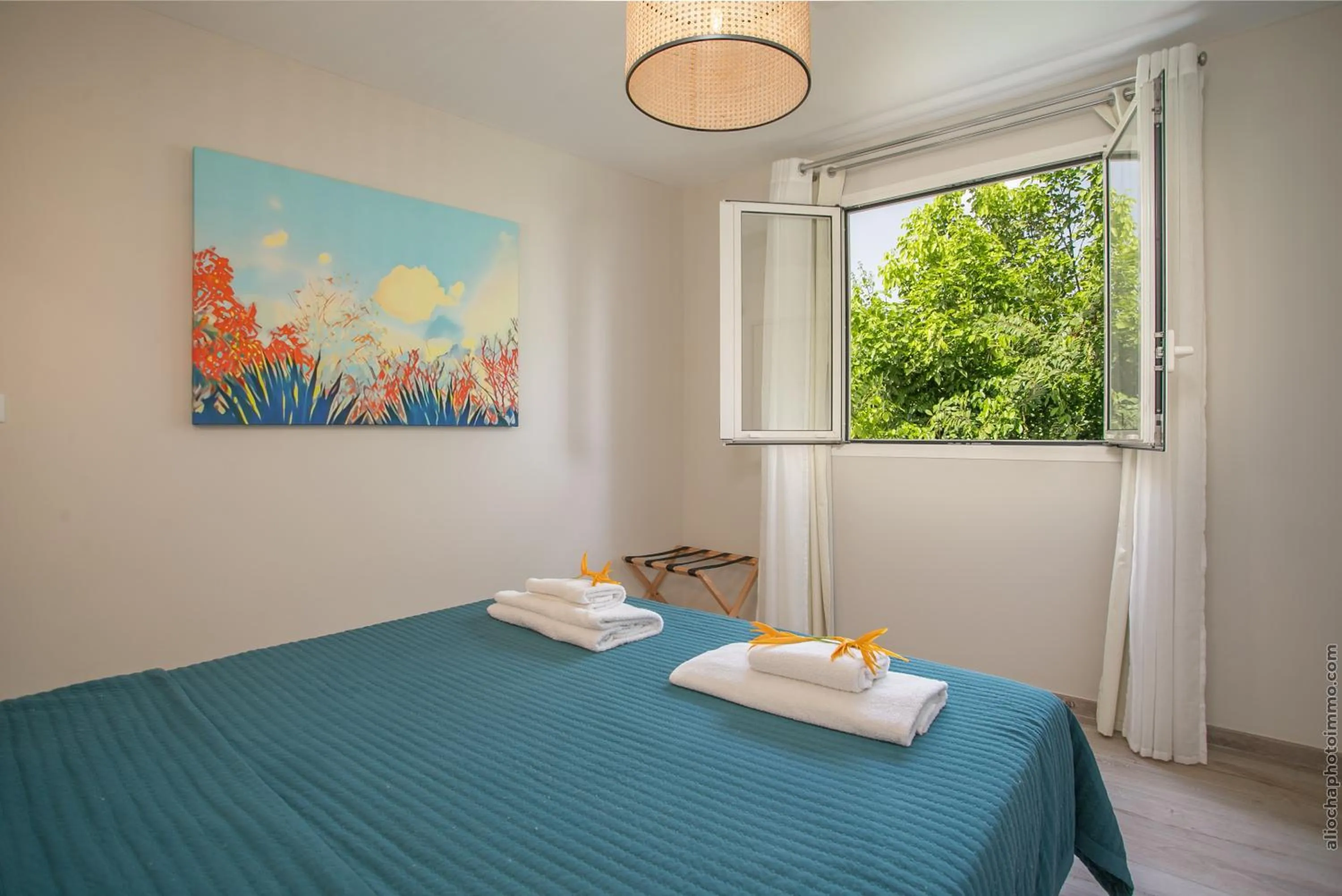 Photo of the whole room, Bed in Kaouanne