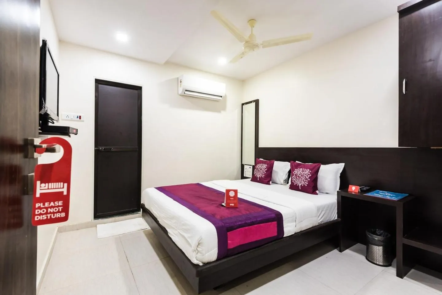 Bed in Hotel Guestinn Residency