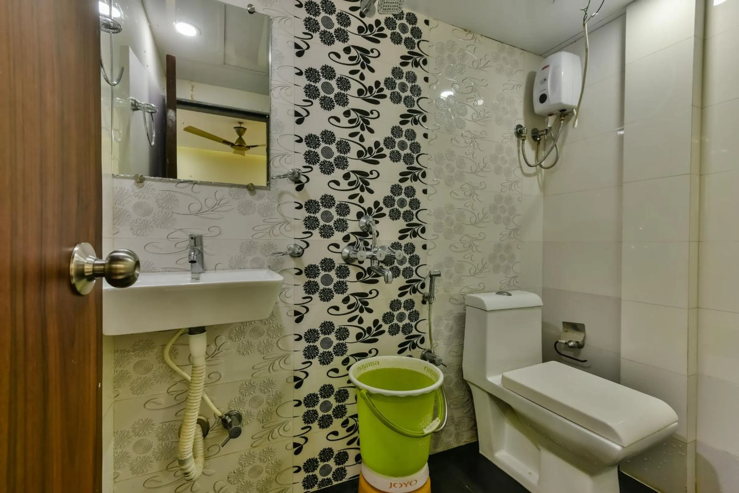 Shower in Hotel Guestinn Residency