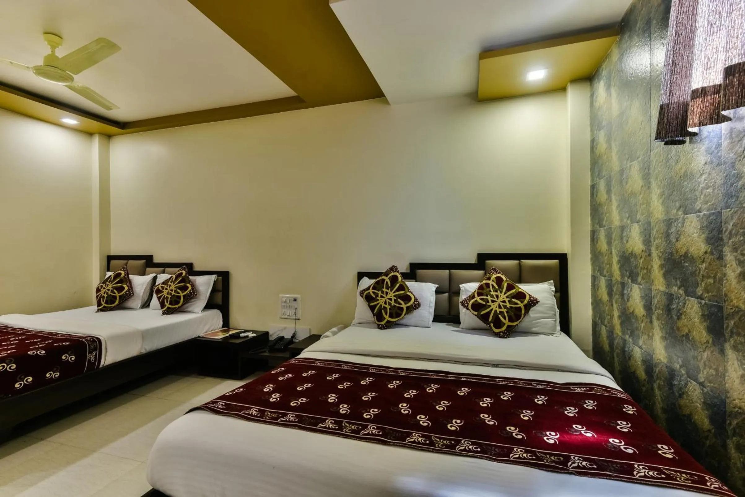 Bed in Hotel Guestinn Residency